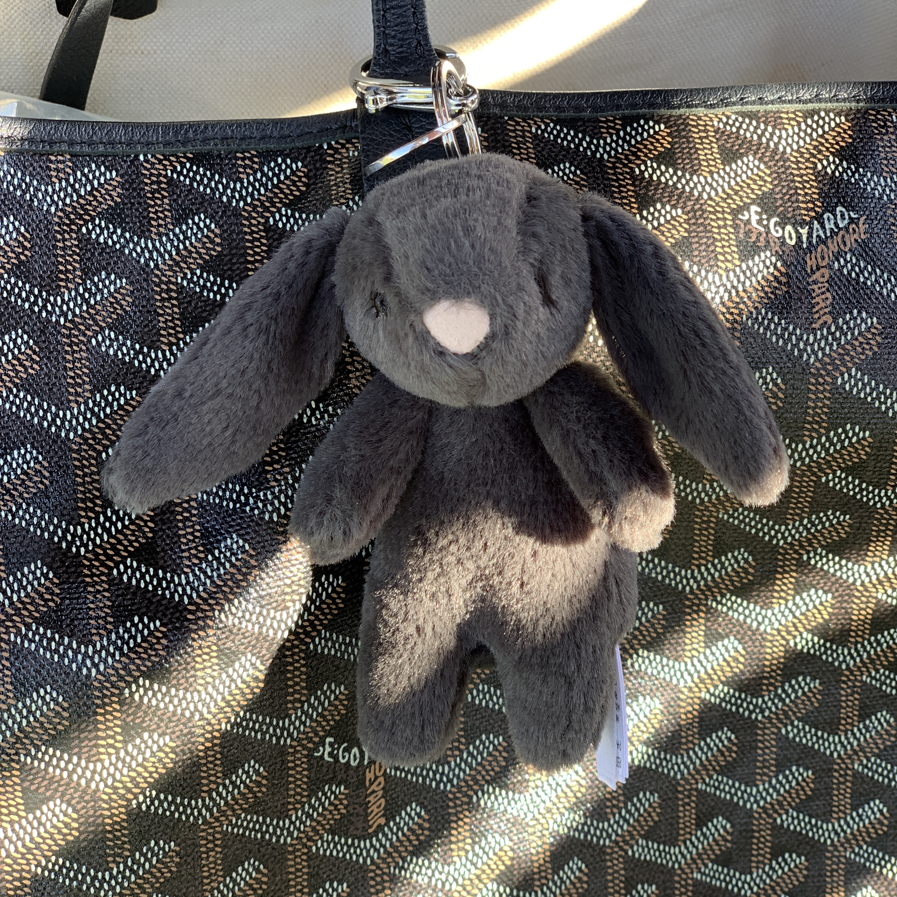Jellycat Bashful Bunny Bag Charm Ink 착용 스타일 - 2