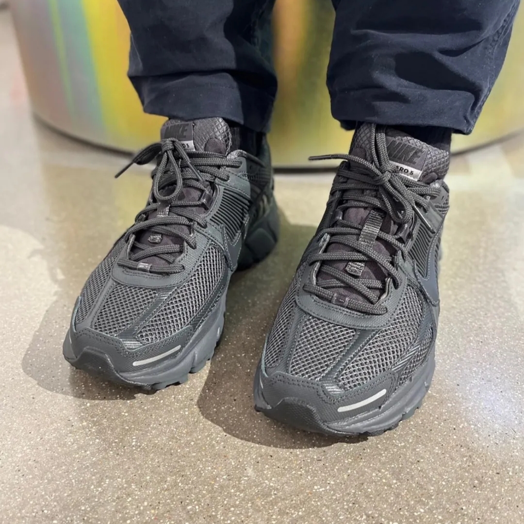 Nike Zoom Vomero 5 SP Anthracite 2023 착용 스타일 - 3