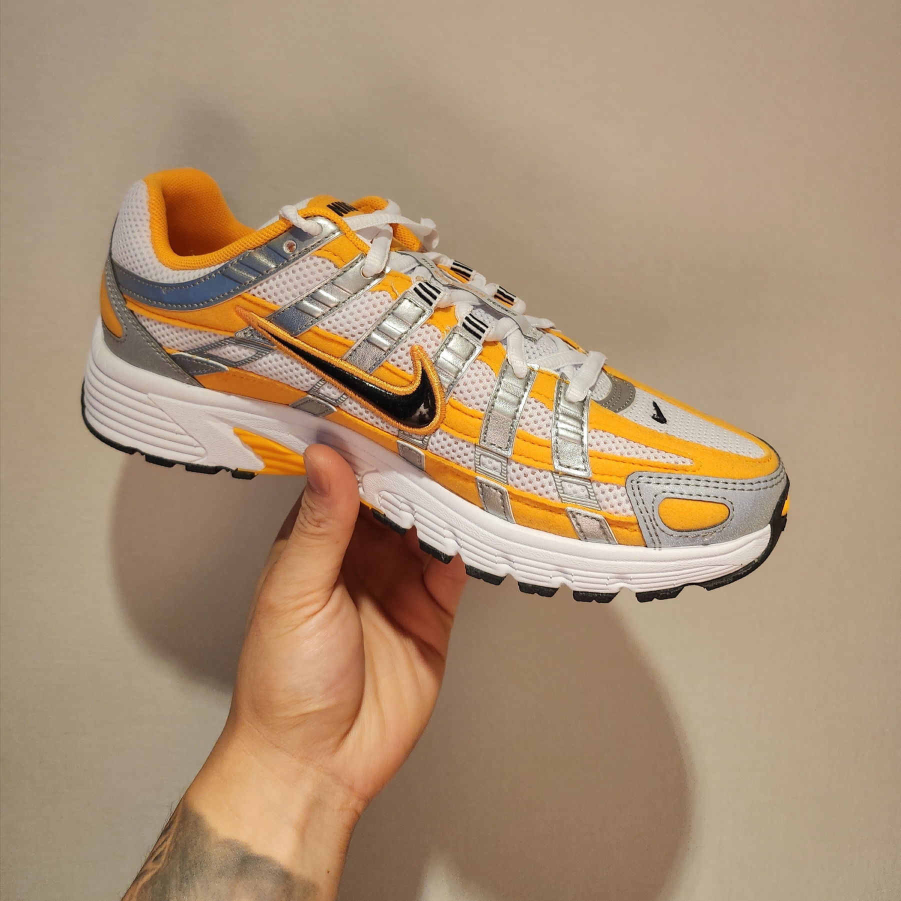 (W) Nike P-6000 Sundial White Metallic Silver 착용 스타일