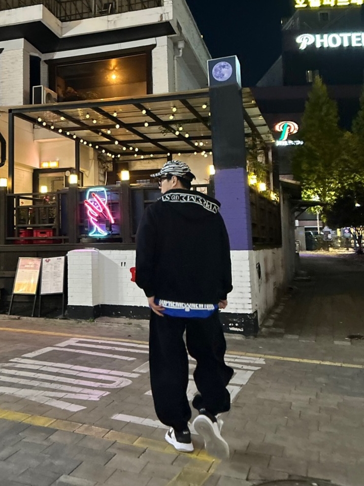 Undermycar Mu.03 Anti Fxxking Logo Play Oversized Sweat Jogger Black, Supreme Roman Zip Up Hooded Sweatshirt Black - 23SS 착용 스타일 - 2