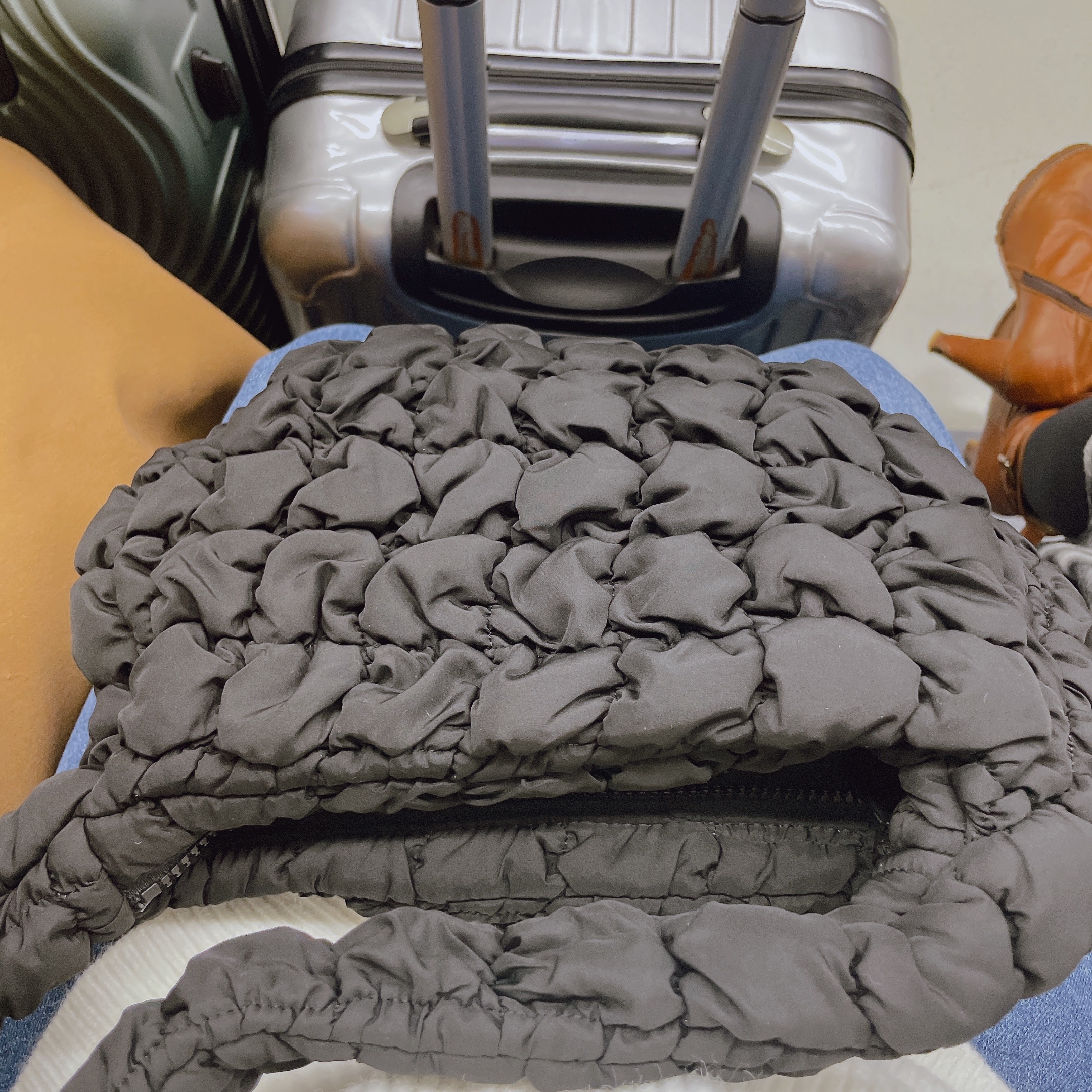 COS Quilted Mini Bag Black 착용 스타일