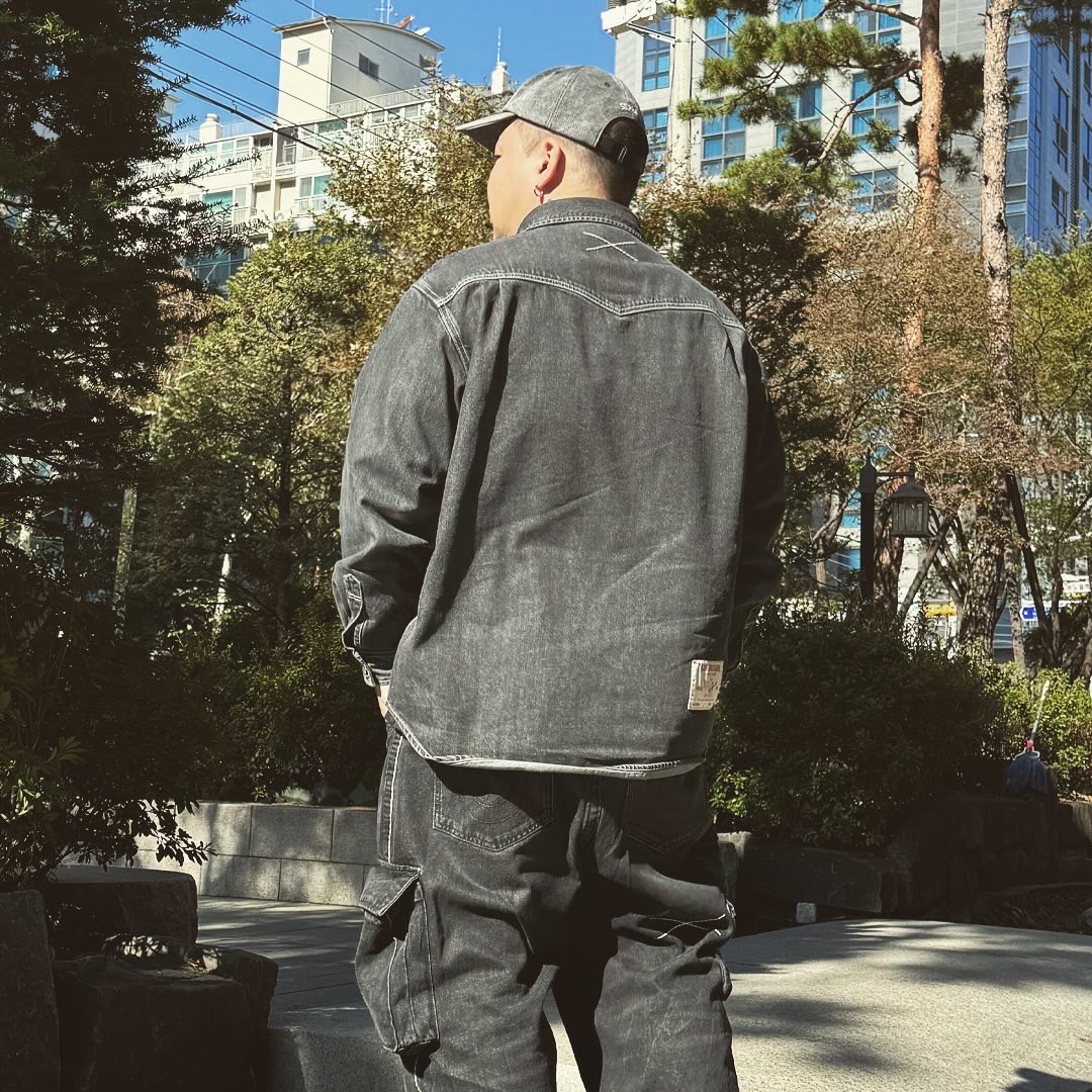 True Religion Denim Field Shirts Black, True Religion Bullet Pocket Denim Pants Black 착용 스타일 - 3