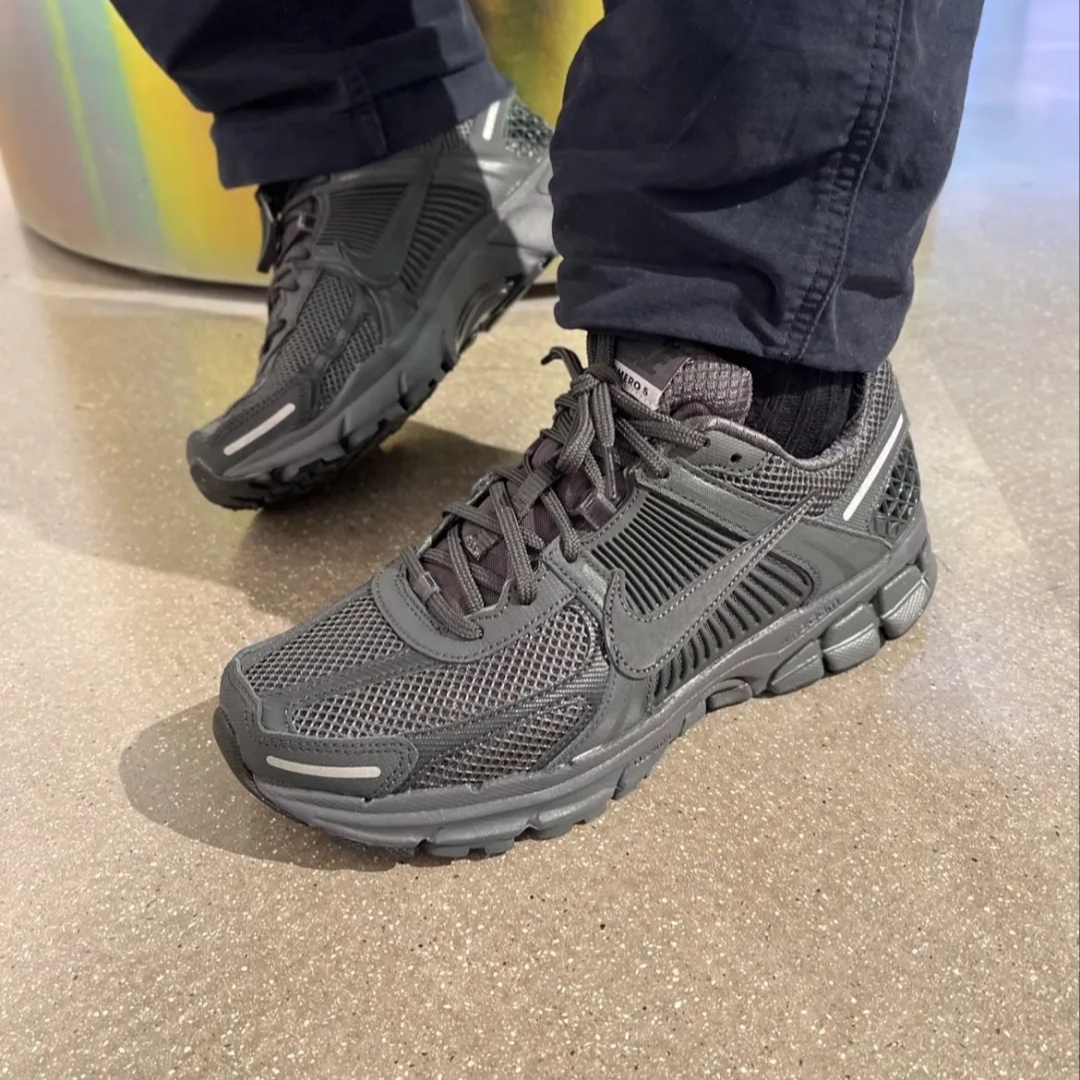 Nike Zoom Vomero 5 SP Anthracite 2023 착용 스타일 - 5