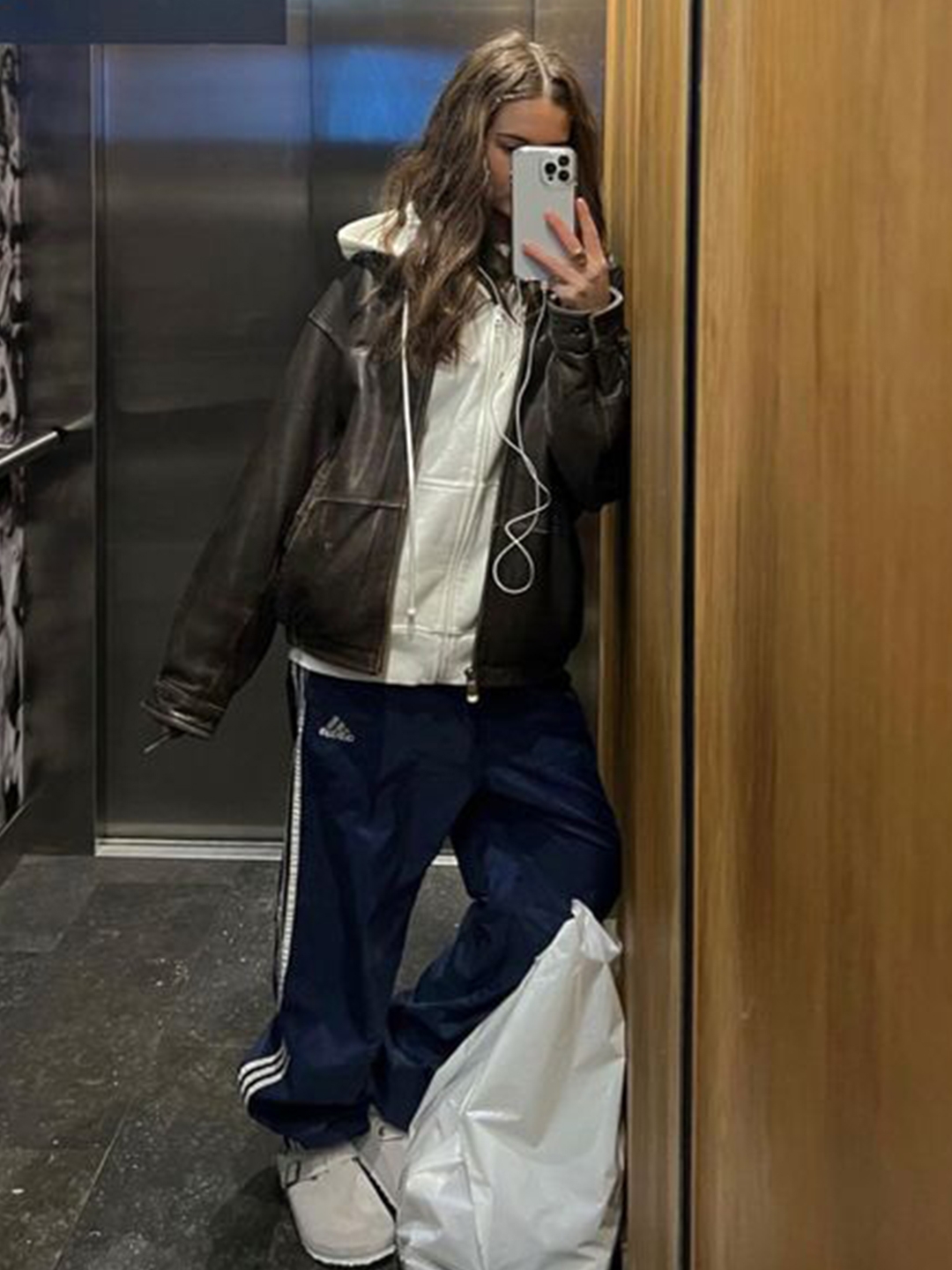 Balenciaga x Adidas Tracksuit Trousers Black, Balenciaga x Adidas Baggy Sweatpants Small Fit Black 착용 스타일 - 2