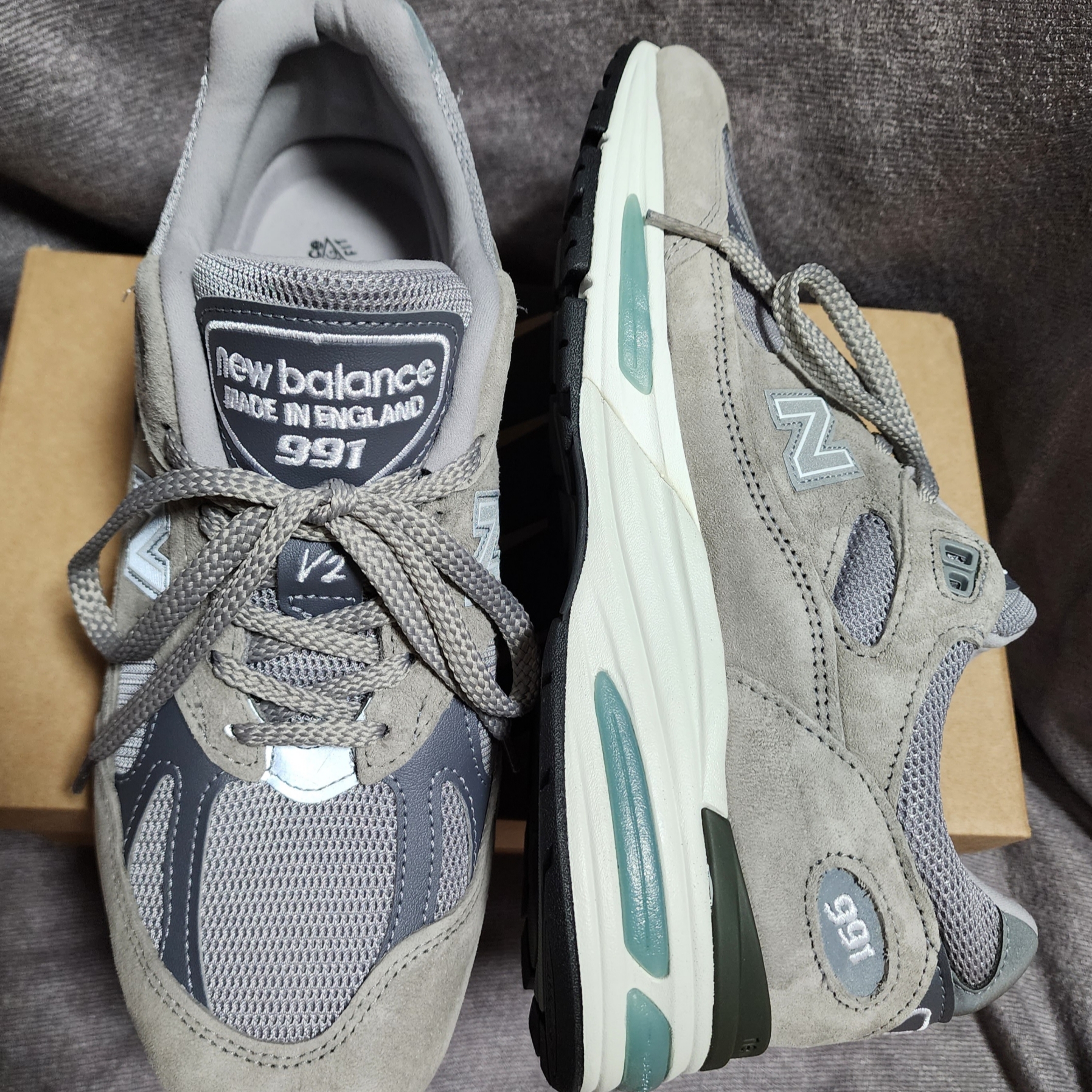 New Balance 991v2 Made in UK Rock Ridge Alloy Silver, New Balance x JJJJound 991 Made in UK Grey 착용 스타일 - 2