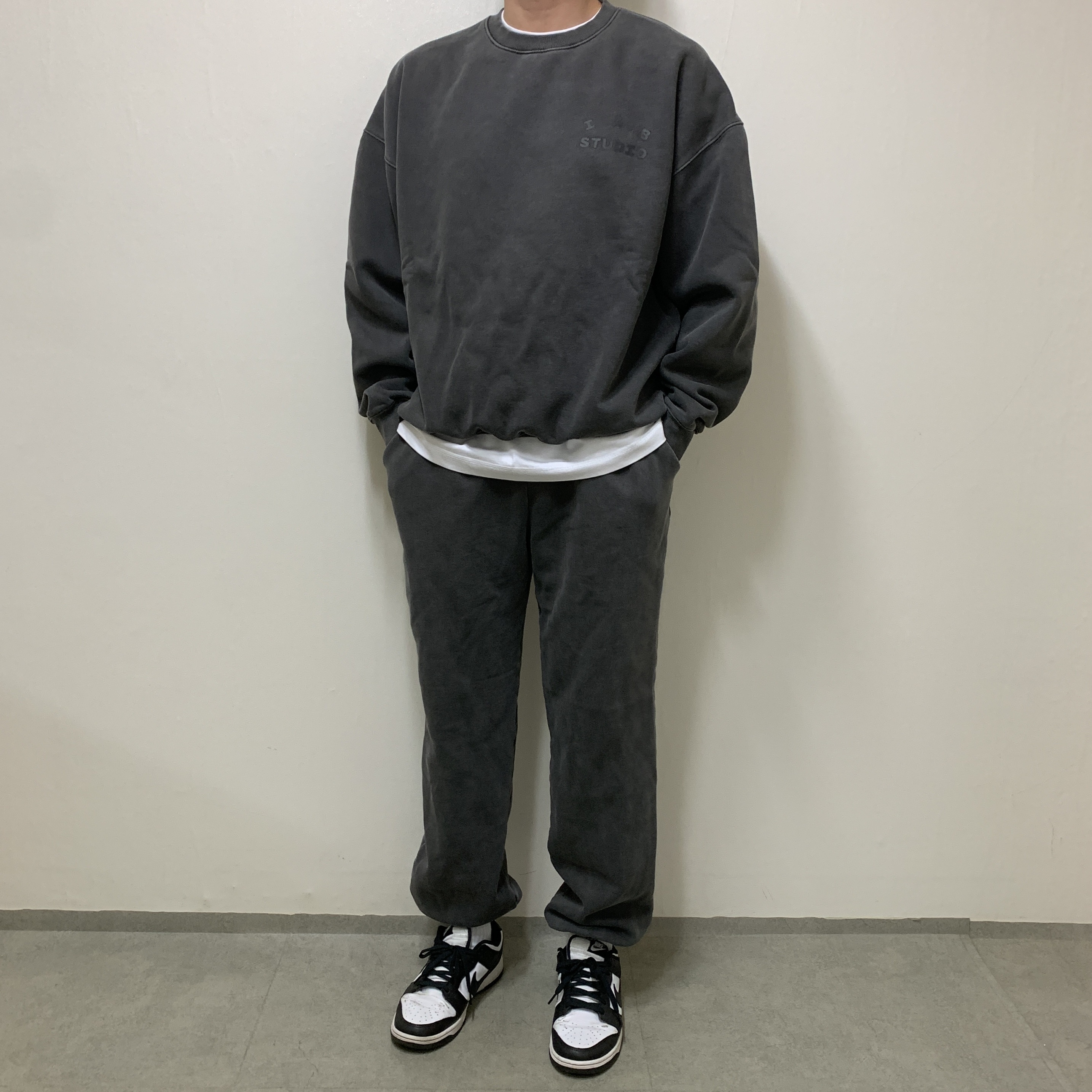 Nike Dunk Low Retro Black, IAB Studio Pigment Sweatshirt & Mini Bag Black 착용 스타일 - 2