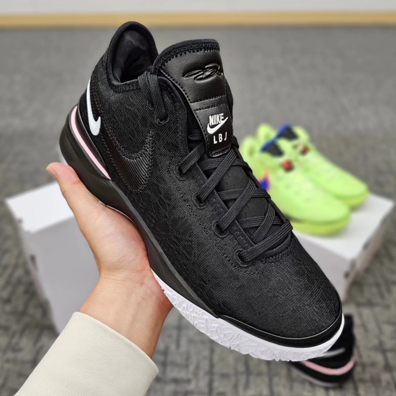 Nike LeBron NXXT Gen EP Black Medium Soft Pink 착용 스타일 - 1