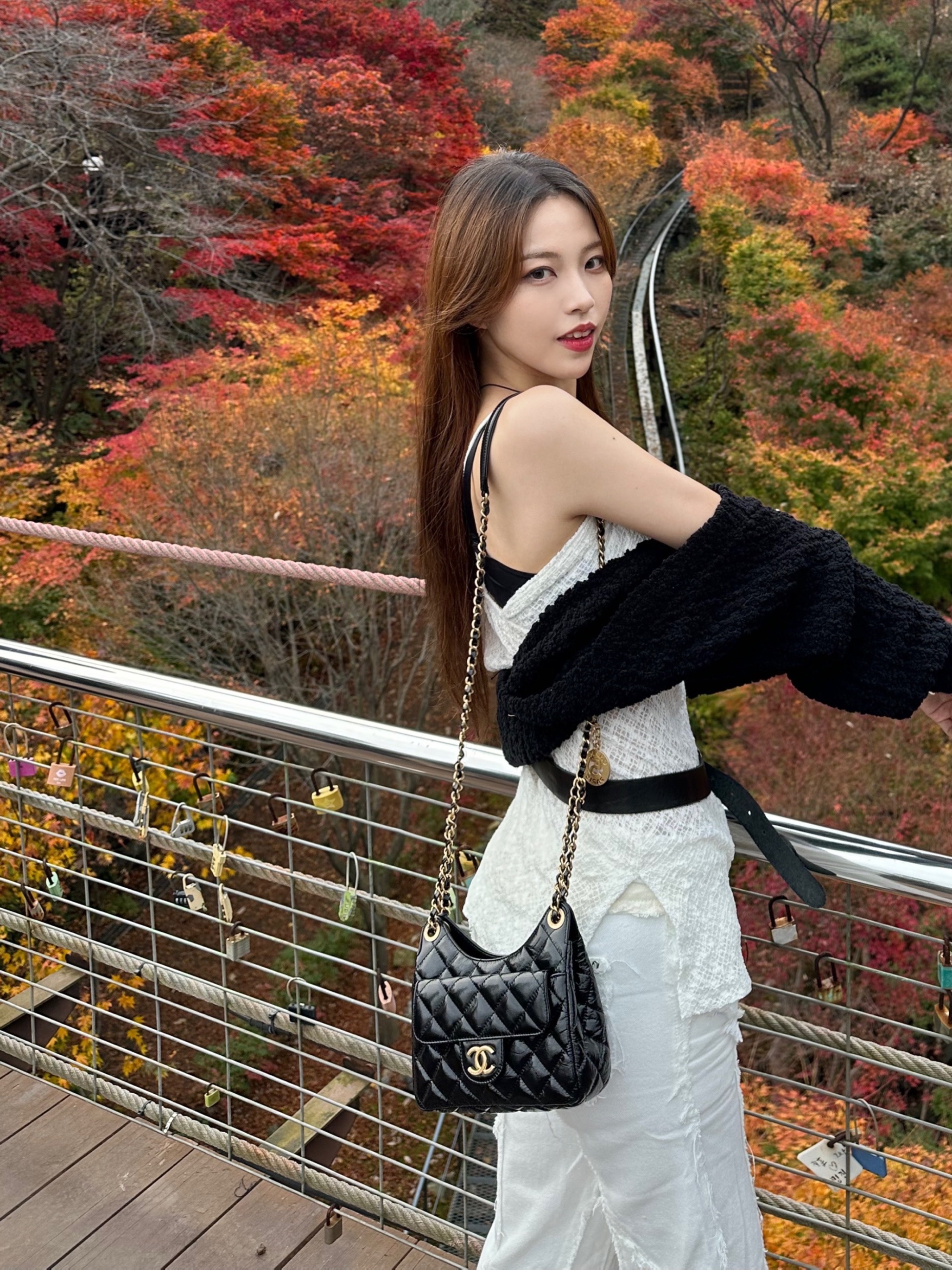 Chanel Hobo Bag Shiny Crumpled Calfskin & Gold Black, Chanel Hobo Bag Calfskin & Gold Black 착용 스타일 - 1