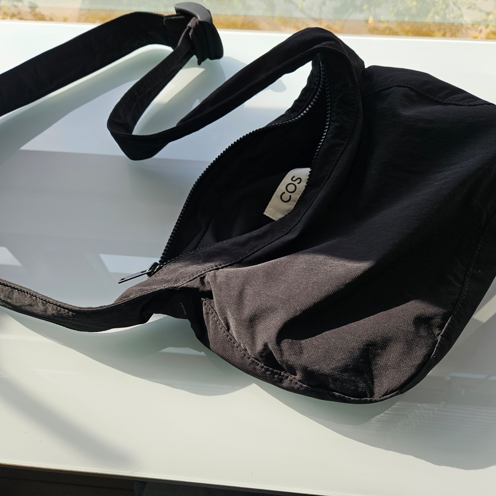 COS Nylon Crossbody Saddle Bag Black 착용 스타일