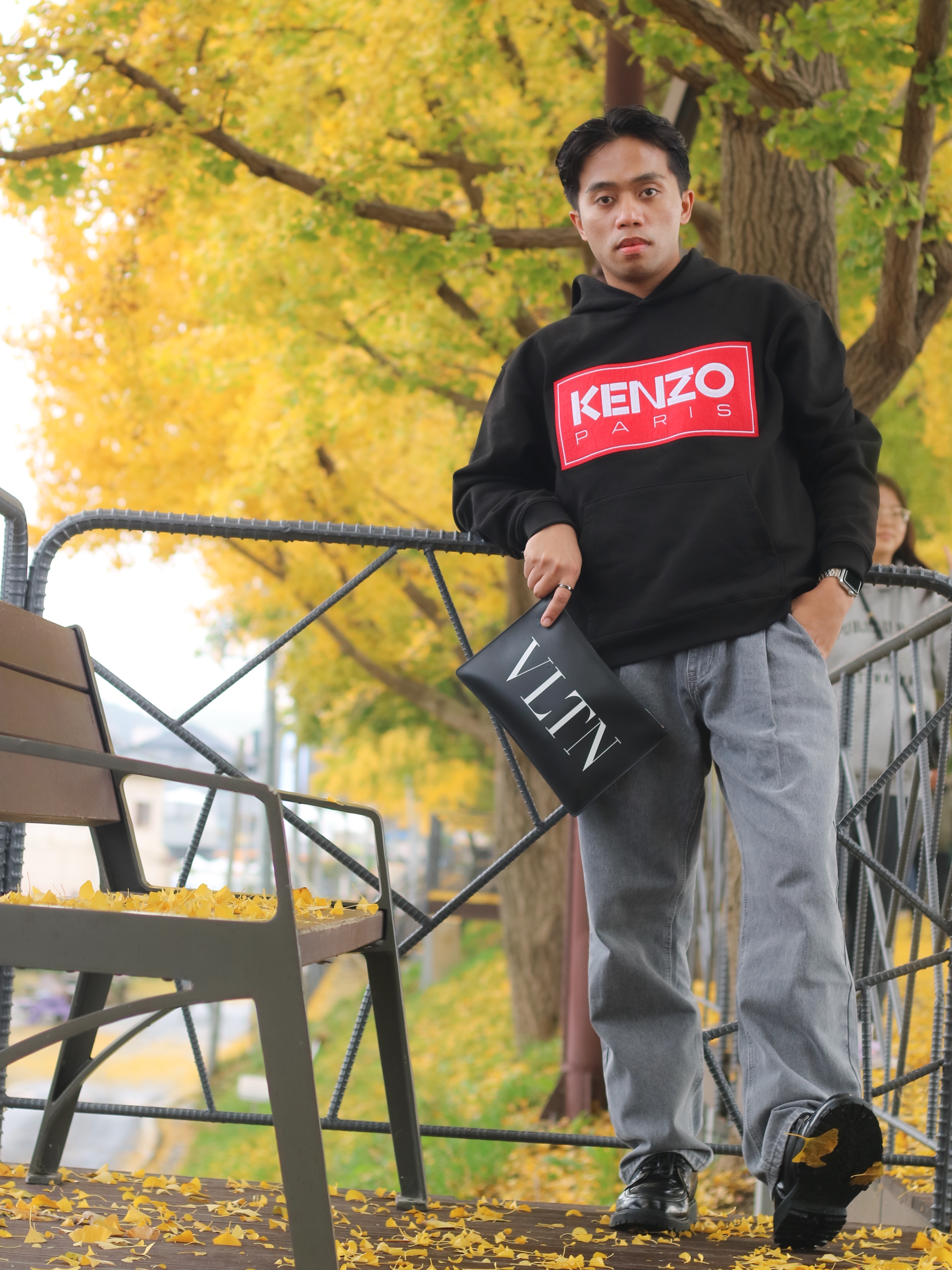 Valentino VLTN Logo Leather Clutch Black, Kenzo Paris Hooded Sweatshirt Black 착용 스타일