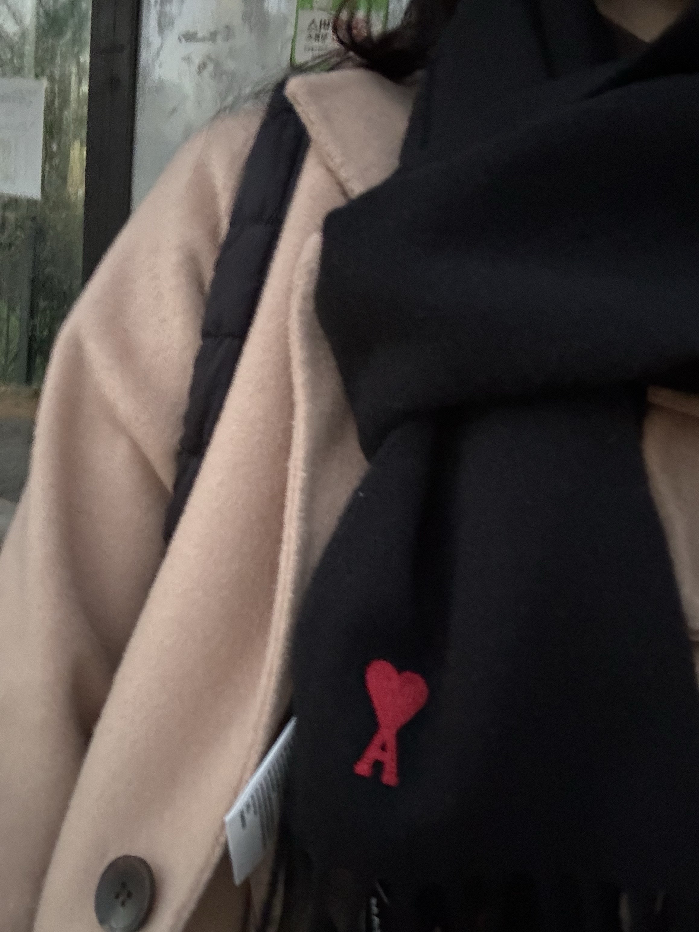 AMI de Coeur Wool Classic Muffler Black 착용 스타일