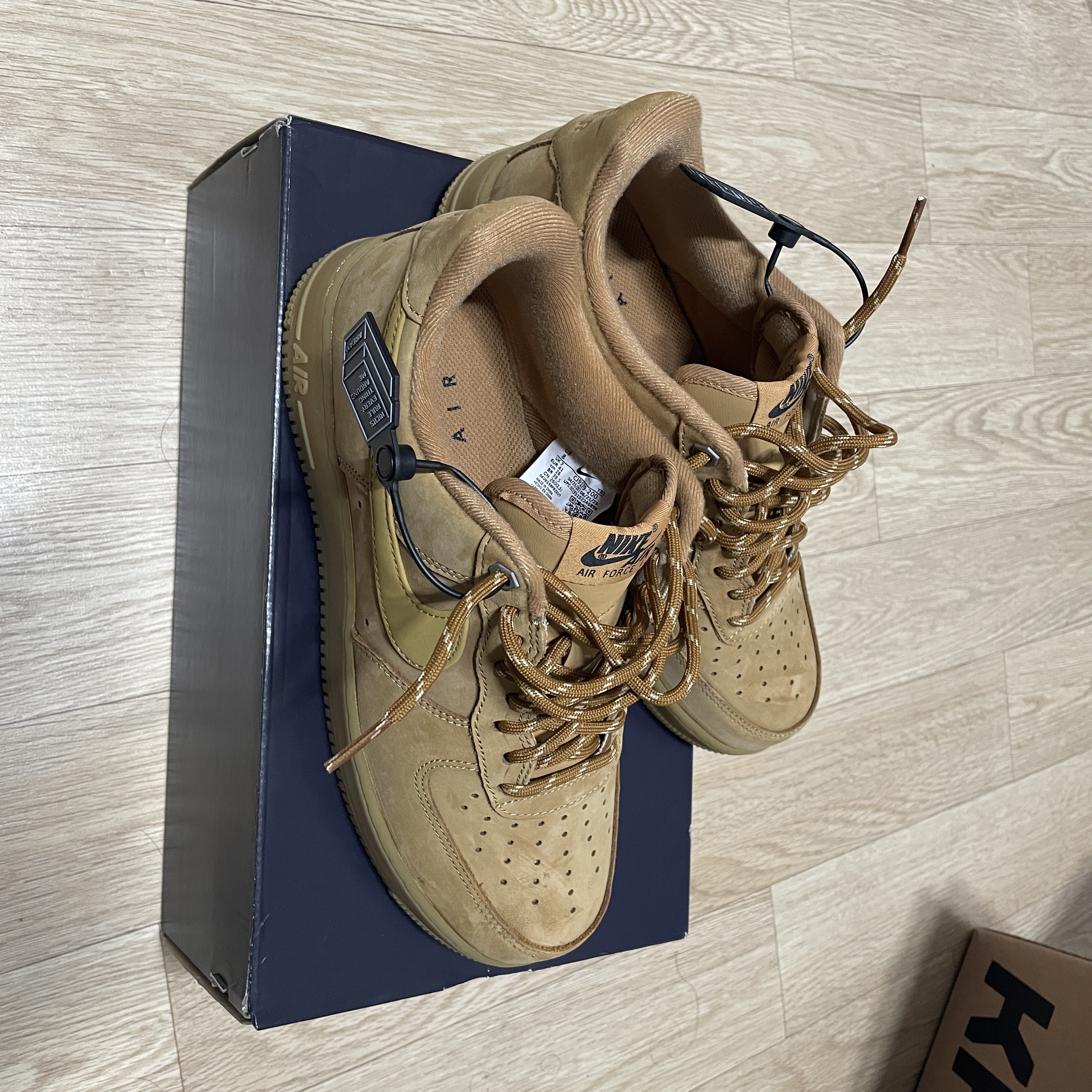 Nike Air Force 1 '07 WB Flax 착용 스타일