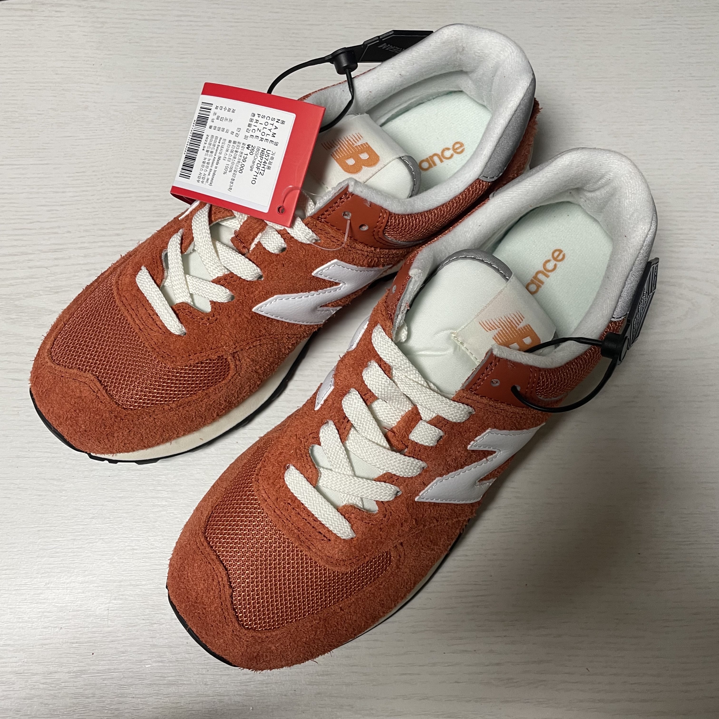 New Balance 574 Heritage Orange Burst White 착용 스타일