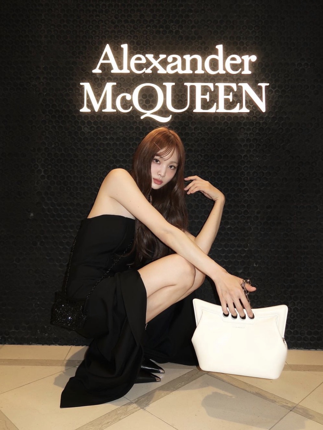 Alexander McQueen Small Peak Bag Ivory 착용 스타일
