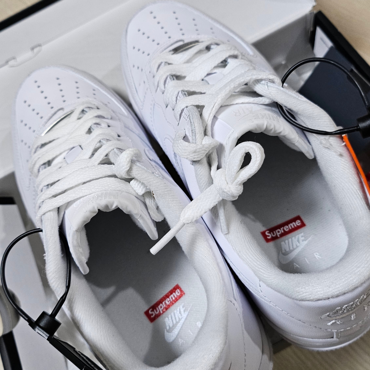 Nike x Supreme Air Force 1 Low White 착용 스타일 - 1