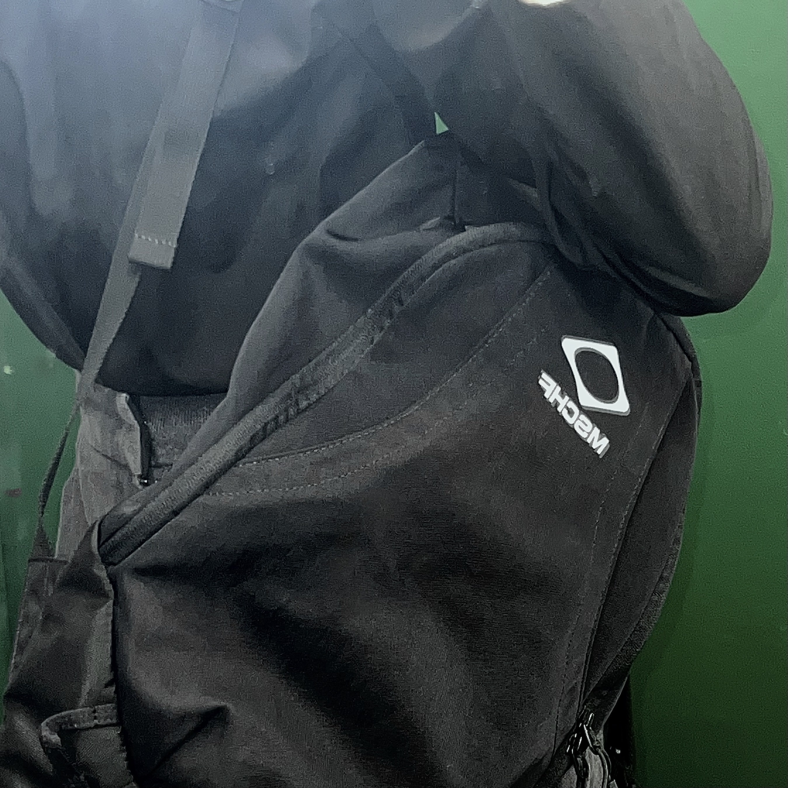 Mischief Rhombus Backpack Black 착용 스타일 - 2