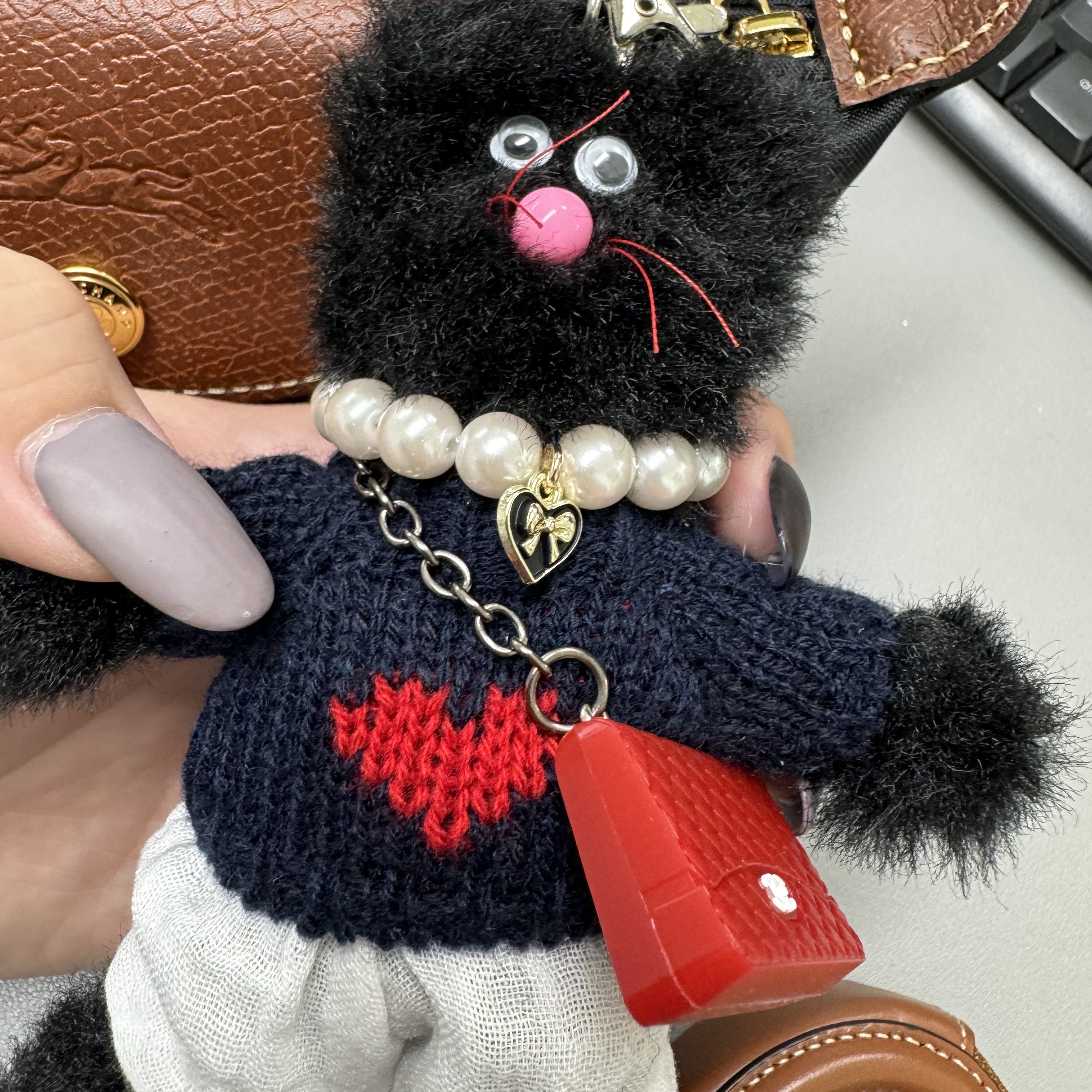 Monamhee Beulpingi Keyring with White Pants Black 착용 스타일