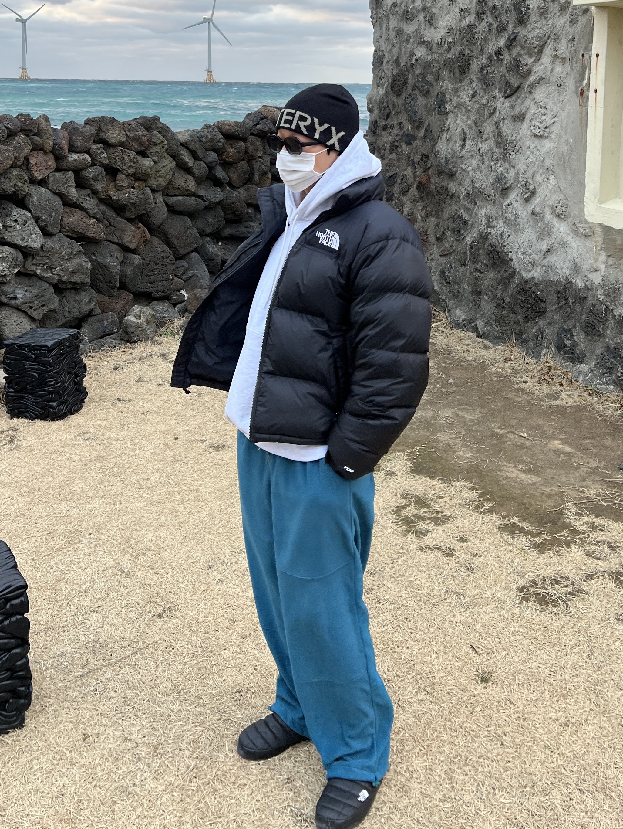 The North Face 1996 Retro Nuptse Down Jacket TNF Black, The North Face Thermoball Traction Mule V Black 착용 스타일 - 1