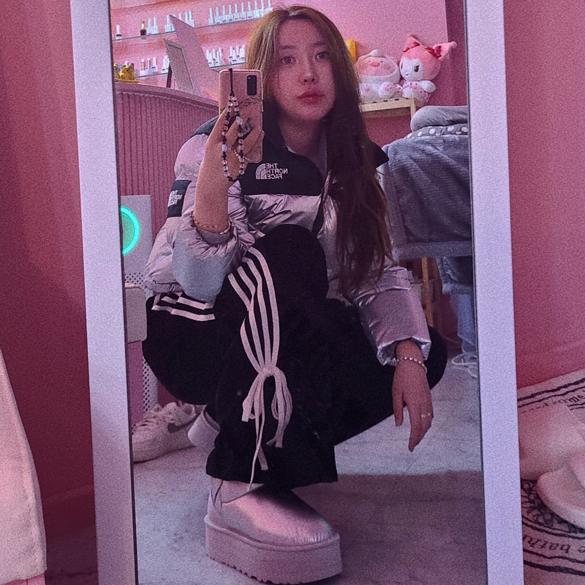 (W) UGG Ultra Mini Platform Hi Shine Silver, (W) The North Face White Label Novelty Nuptse Down Jacket Silver 착용 스타일