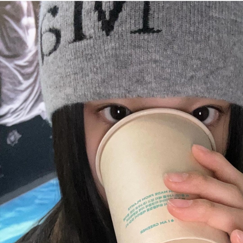 Matin Kim Logo Jacquard Short Beanie Grey 착용 스타일 - 3