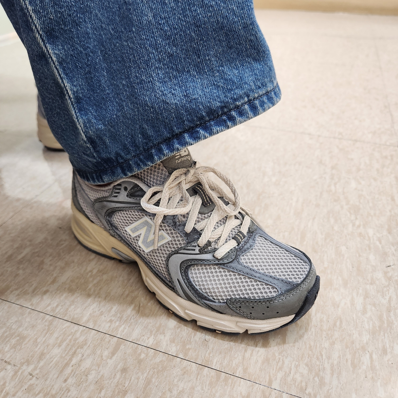 New Balance 530 Premium Vintage Grey Matter 착용 스타일