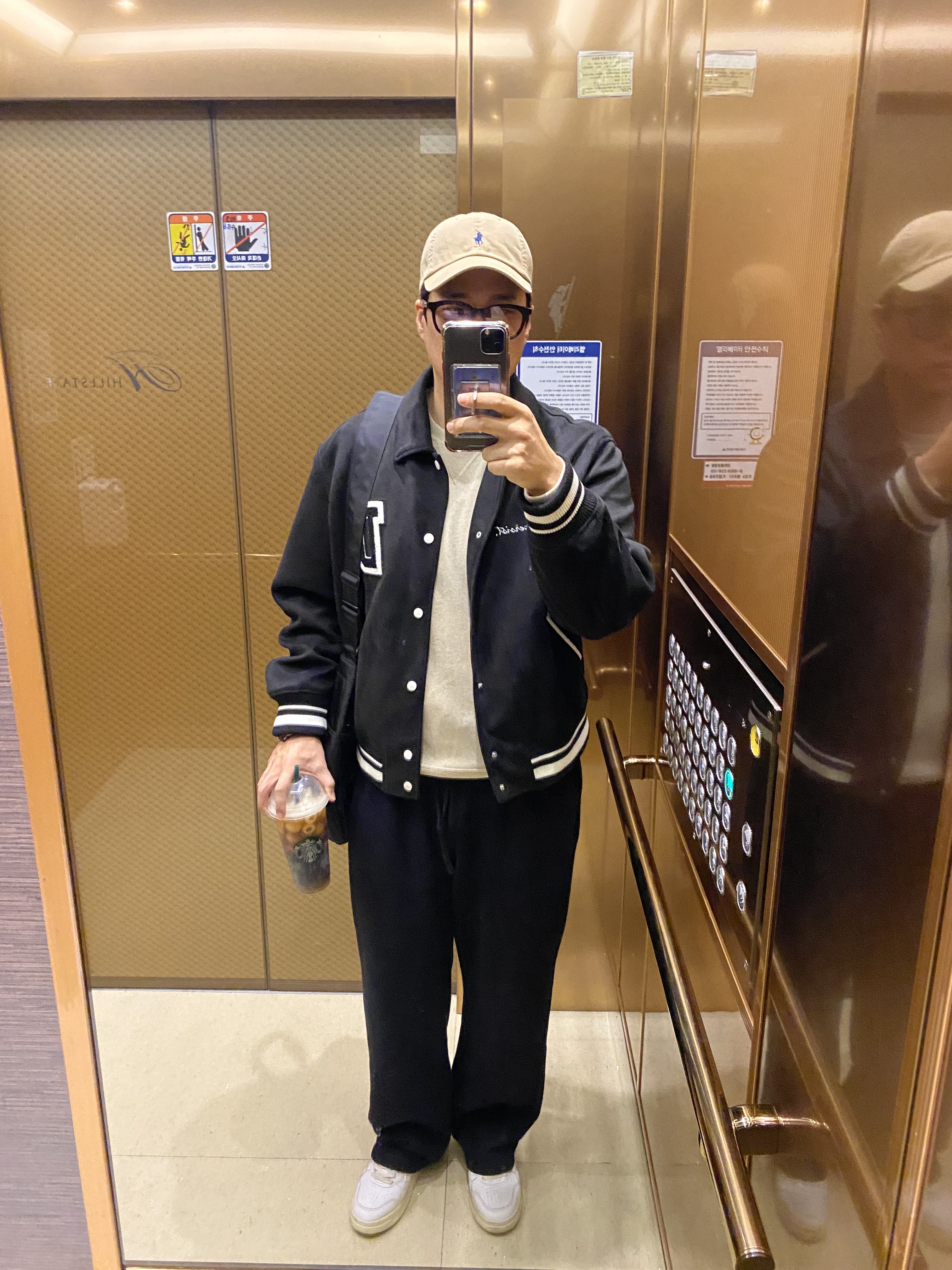 Autry Medalist Low Leather Sneakers White Black 착용 스타일