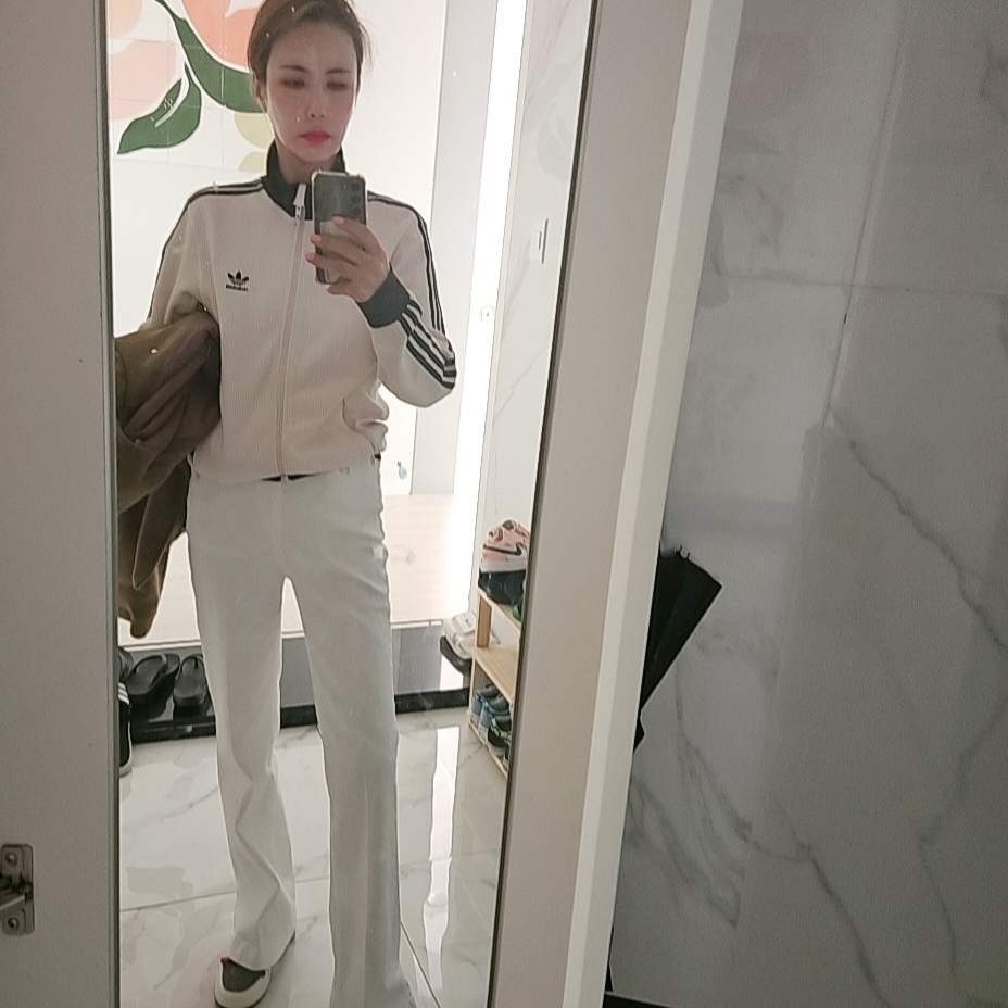 Jordan 1 x Travis Scott Retro Low OG SP Sail and Ridgerock, Adidas Adicolor Classic Waffle Beckenbauer Track Jacket Wonder White - KR Sizing 착용 스타일