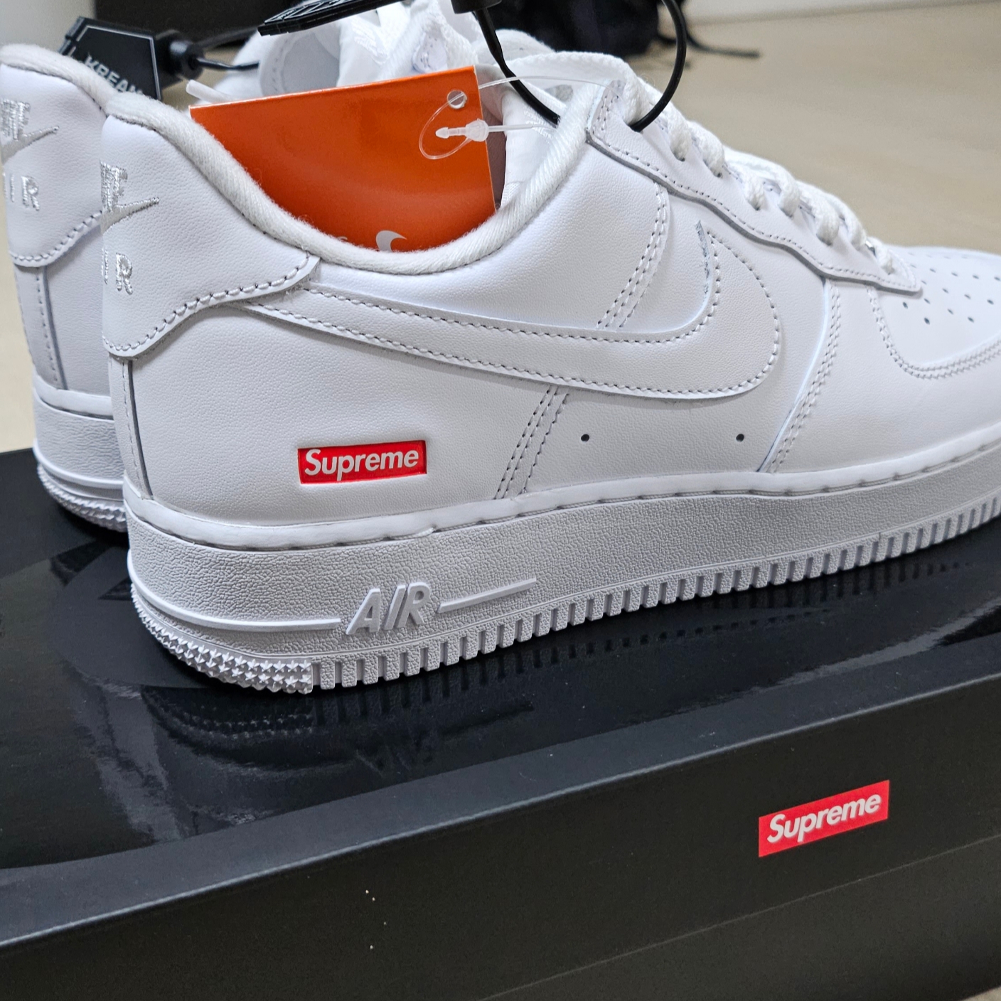 Nike x Supreme Air Force 1 Low White 착용 스타일 - 2