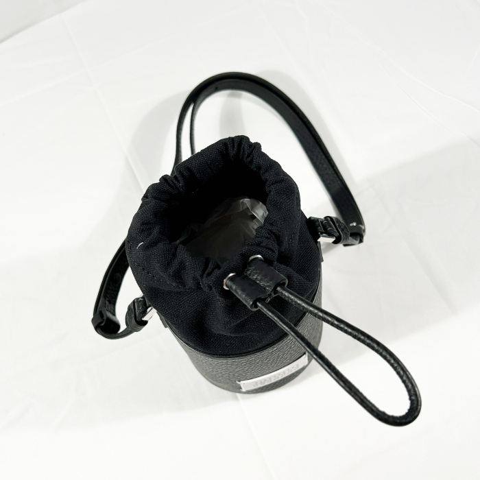 Maison Margiela 5AC Mini Bucket Bag Black 착용 스타일 - 4