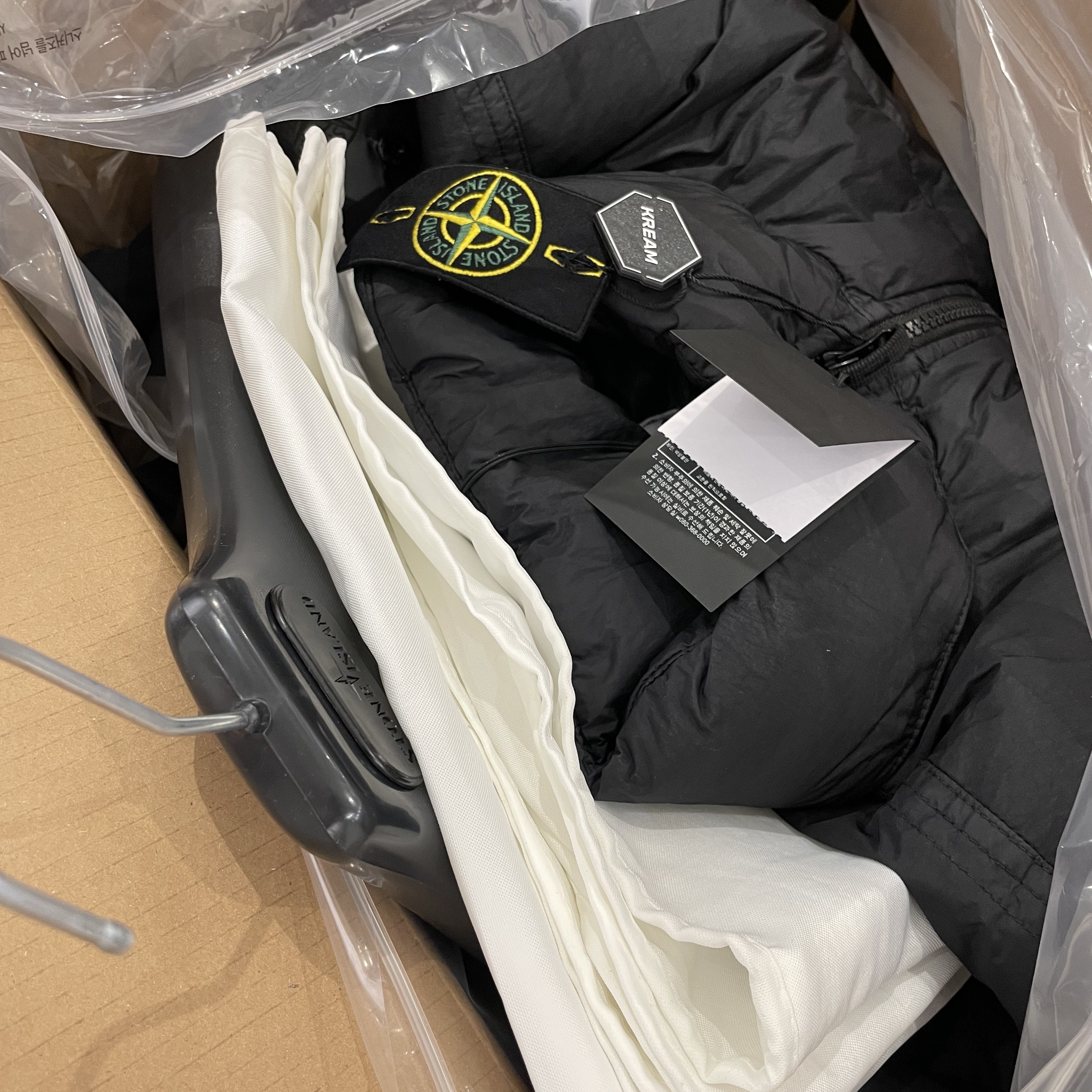 Stone Island 40623 Garment Dyed Crinkle Reps Recycled Nylon Down Jacket Black - 23FW 착용 스타일