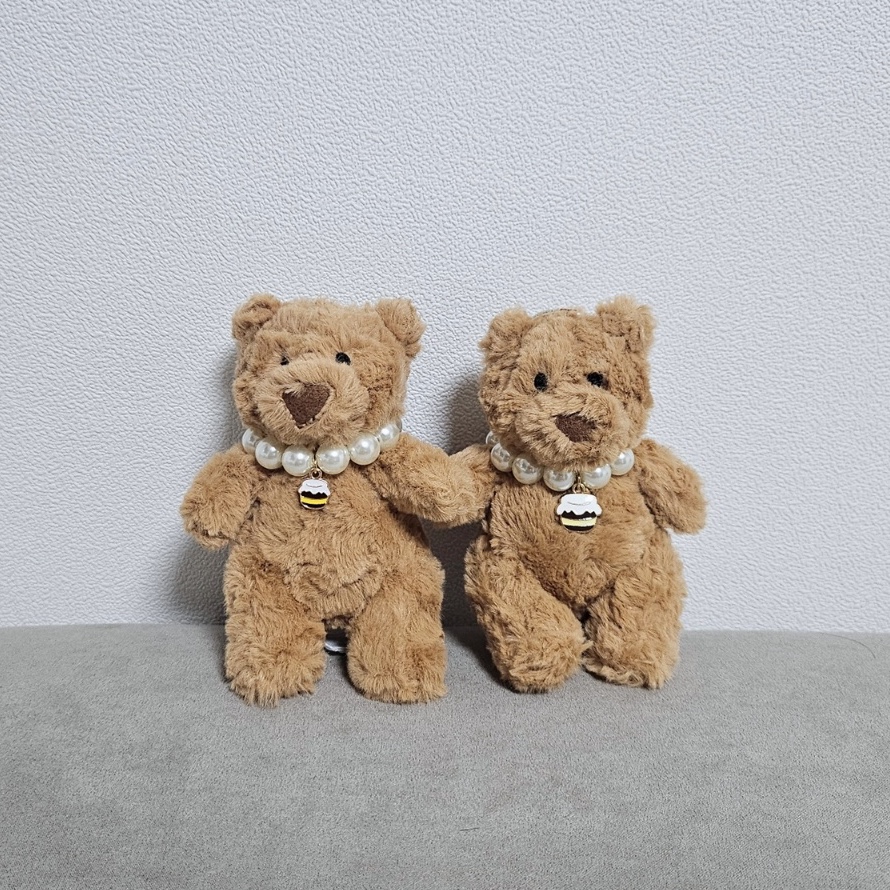 Jellycat Bartholomew Bear Bag Charm Brown 착용 스타일