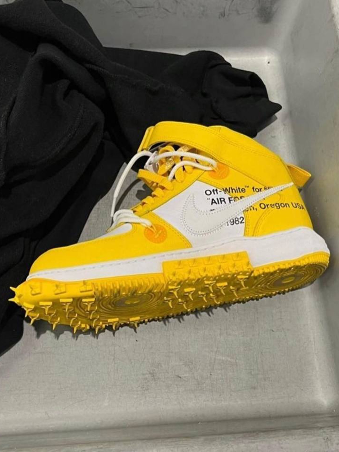 Nike x Off-White Air Force 1 Mid SP Leather Varsity Maize 착용 스타일 - 6