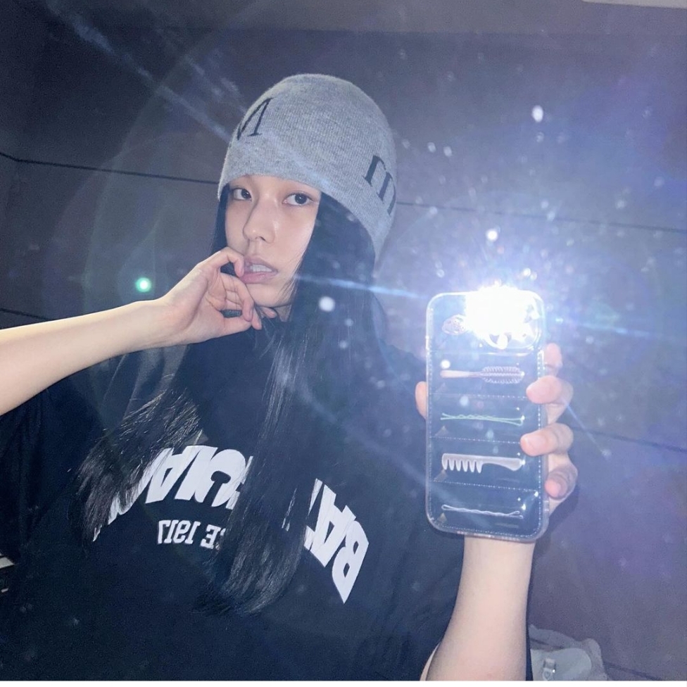Matin Kim Logo Jacquard Short Beanie Grey 착용 스타일 - 1