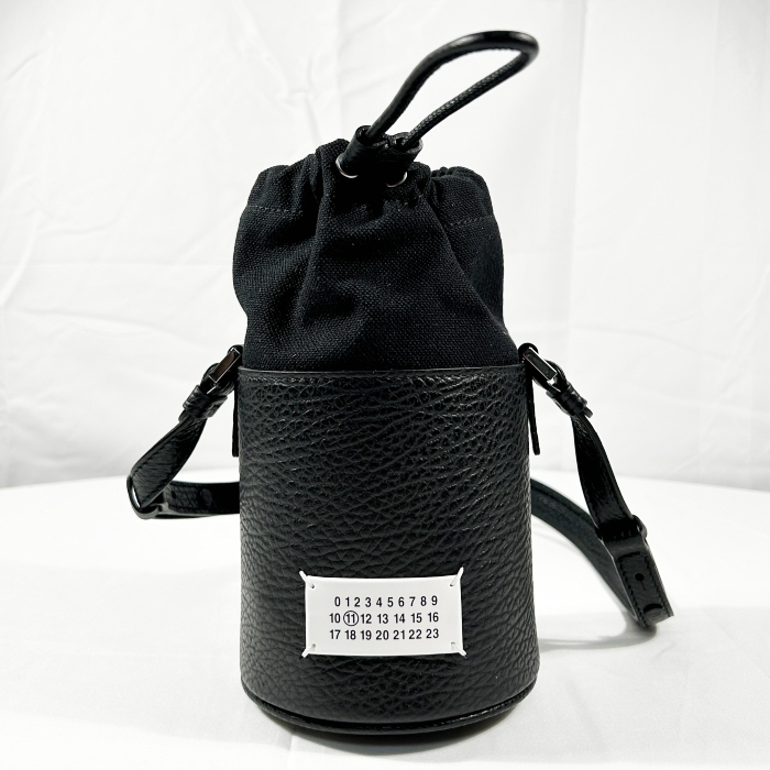 Maison Margiela 5AC Mini Bucket Bag Black 착용 스타일 - 3