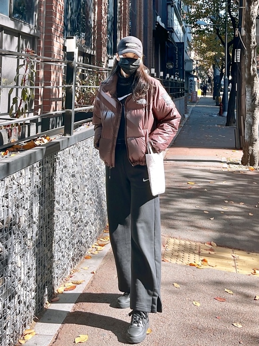 (W) Nike Air Force 1 '07 Low Triple Black, (W) Nike NSW Phoenix Fleece High Waisted Wide Leg Sweatpants Black - US/EU 착용 스타일 - 4