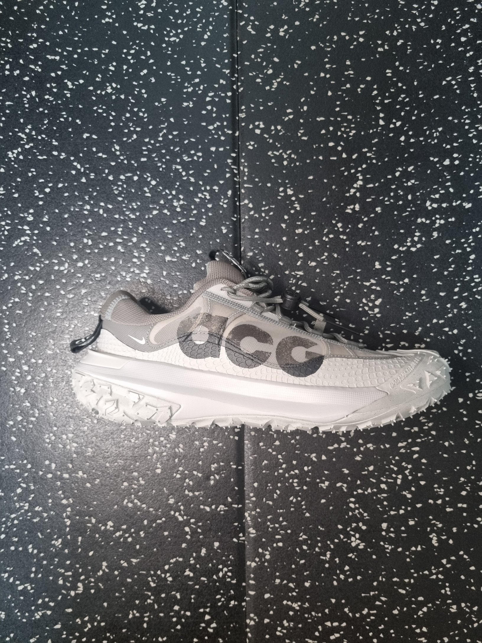 Nike ACG Mountain Fly 2 Low Light Iron Ore Black 착용 스타일