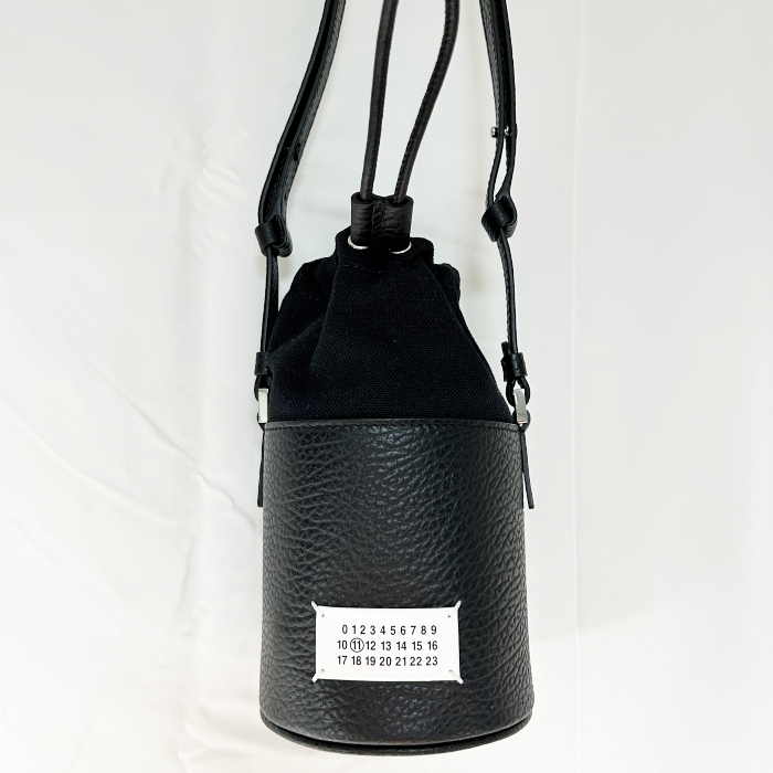 Maison Margiela 5AC Mini Bucket Bag Black 착용 스타일 - 6