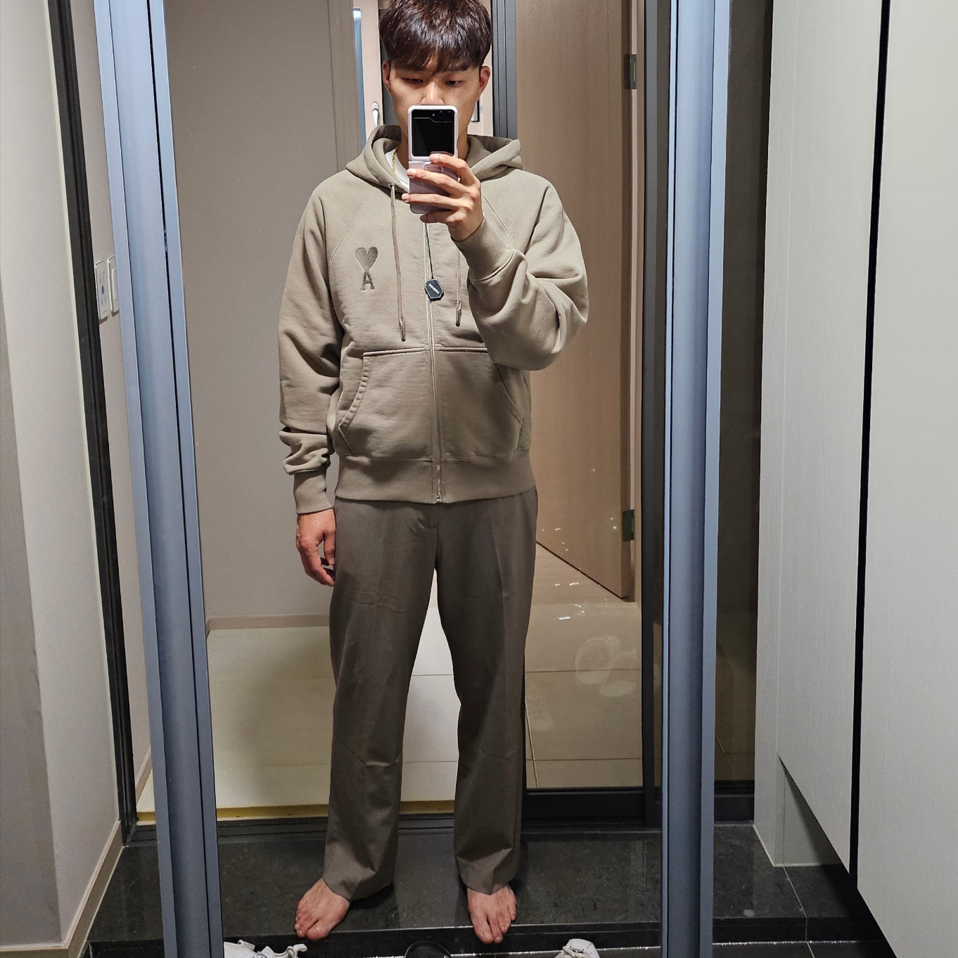 AMI de Coeur Tone-On-Tone Zipped Hoodie Beige Fonce 착용 스타일 - 1