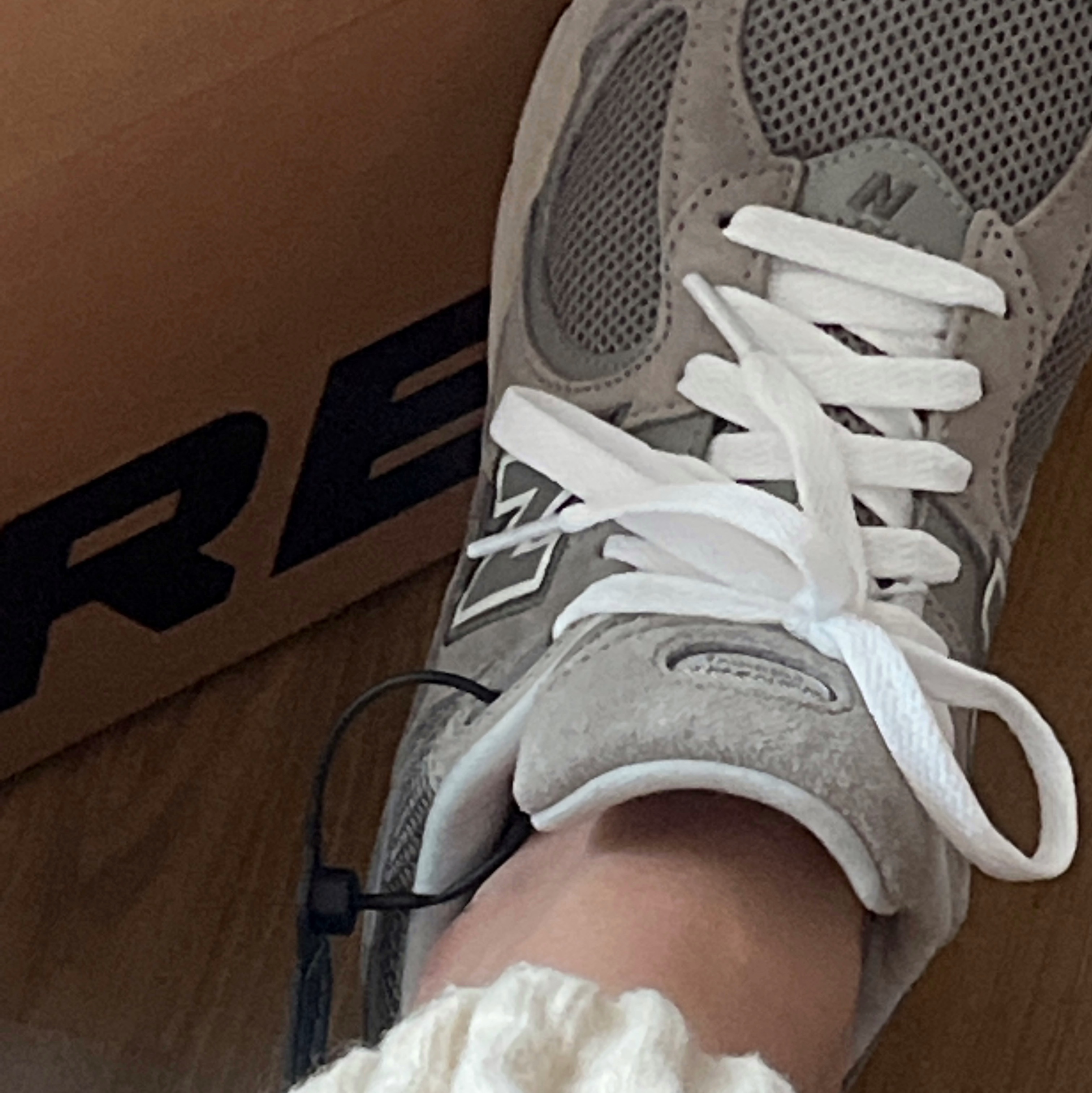 New Balance 2002R Grey 착용 스타일