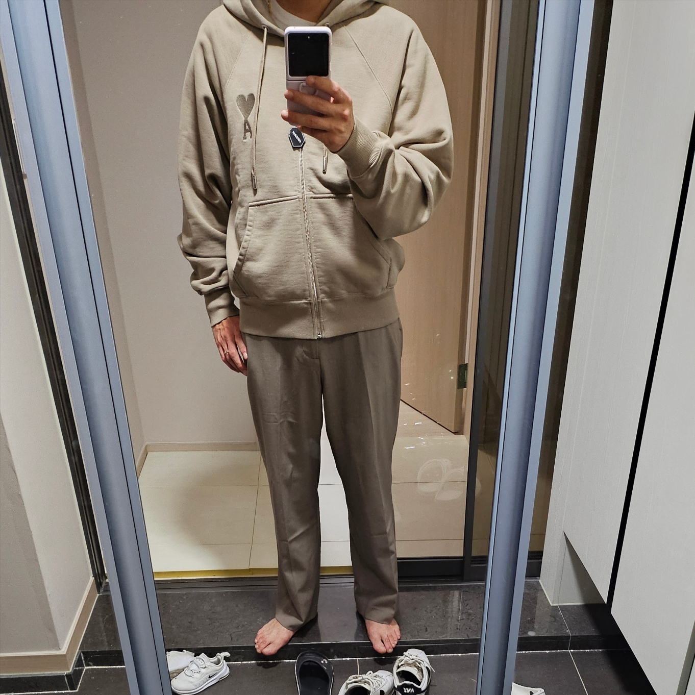 AMI de Coeur Tone-On-Tone Zipped Hoodie Beige Fonce 착용 스타일 - 2