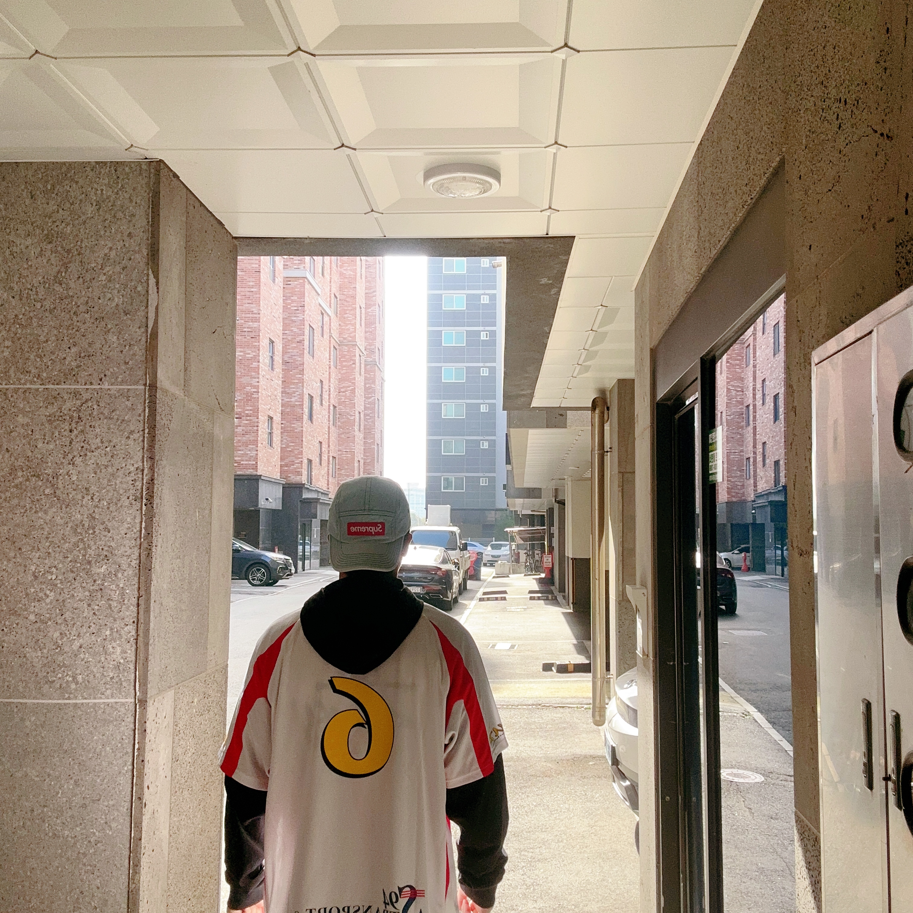 Supreme Hooded Soccer Jersey White - 23FW, Supreme Denim Camp Cap Washed Blue - 22FW 착용 스타일 - 1