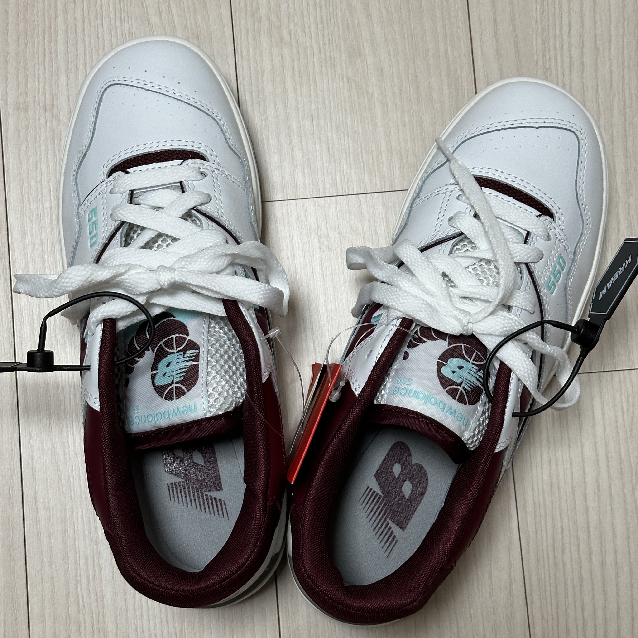 New Balance 550 Burgundy Cyan - 2E Wide 착용 스타일 - 1