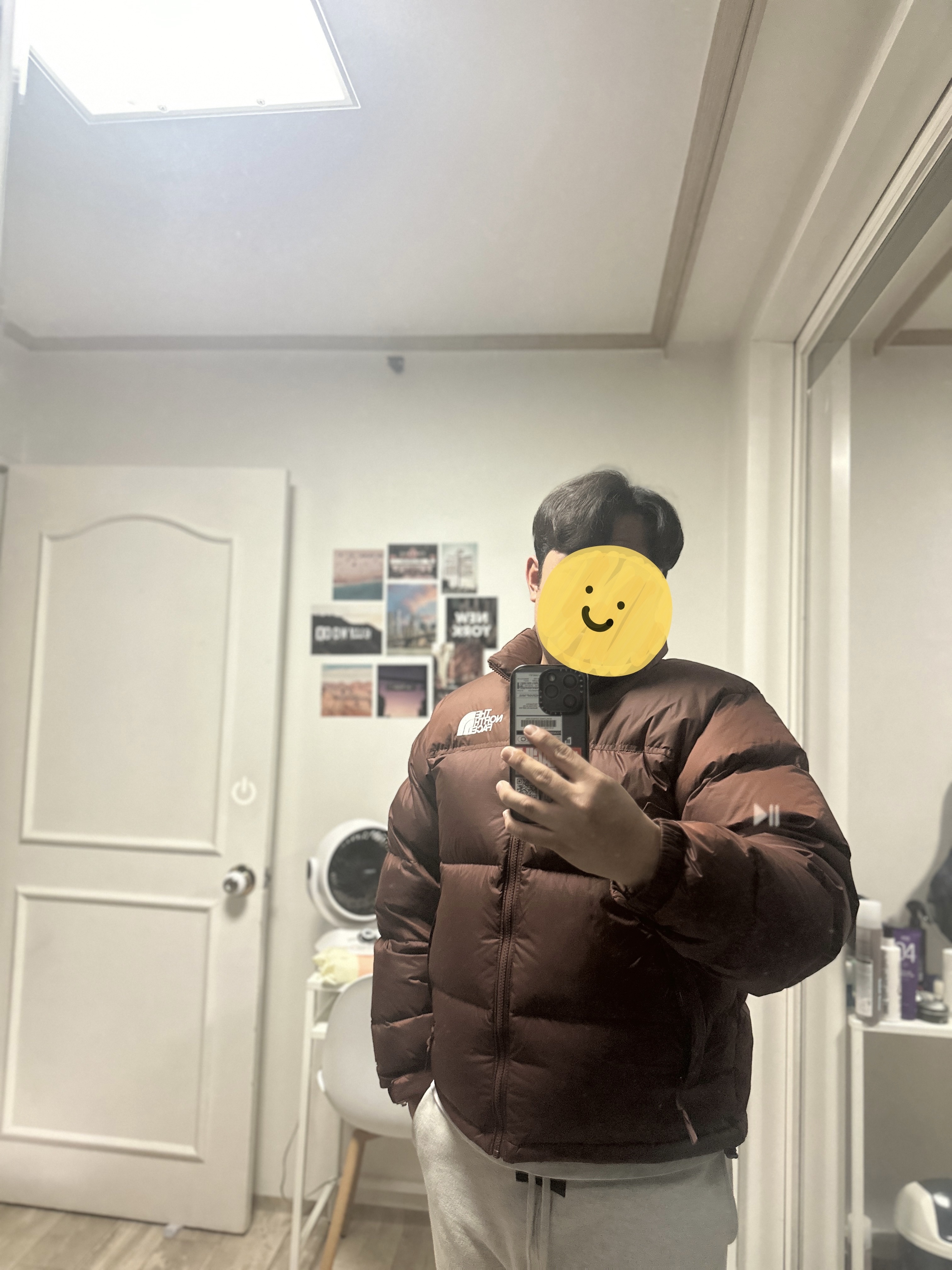 The North Face 1996 Retro Nuptse Jacket Dark Oak, Essentials The Core Collection Sweatpants Light Oatmeal 착용 스타일
