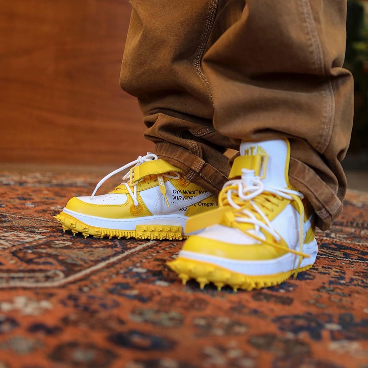 Nike x Off-White Air Force 1 Mid SP Leather Varsity Maize 착용 스타일 - 1