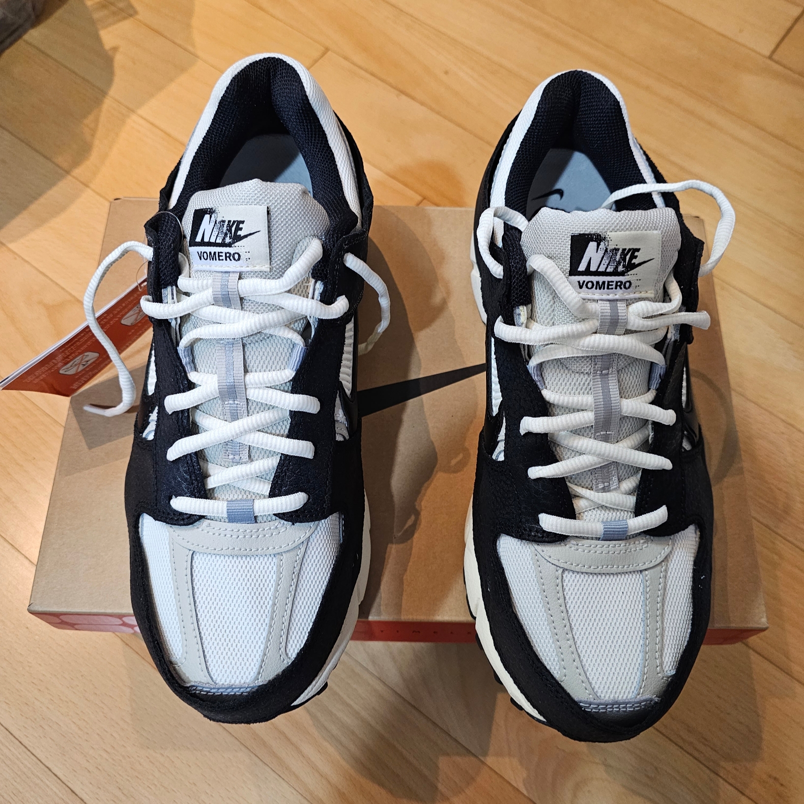 (W) Nike Zoom Vomero 5 Wolf Grey and Black 착용 스타일
