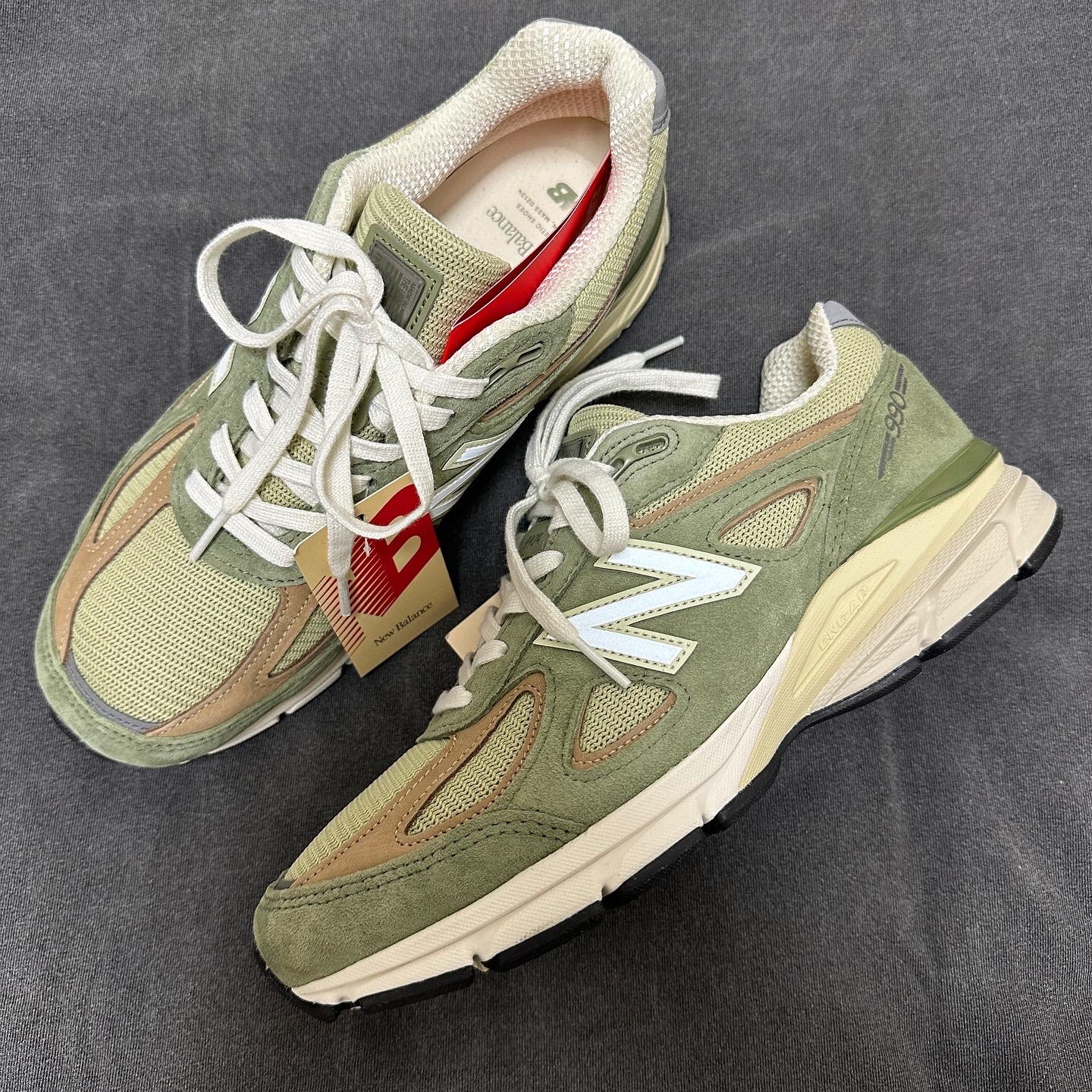 New Balance 990v4 Made in USA Olive Incense 착용 스타일 - 2