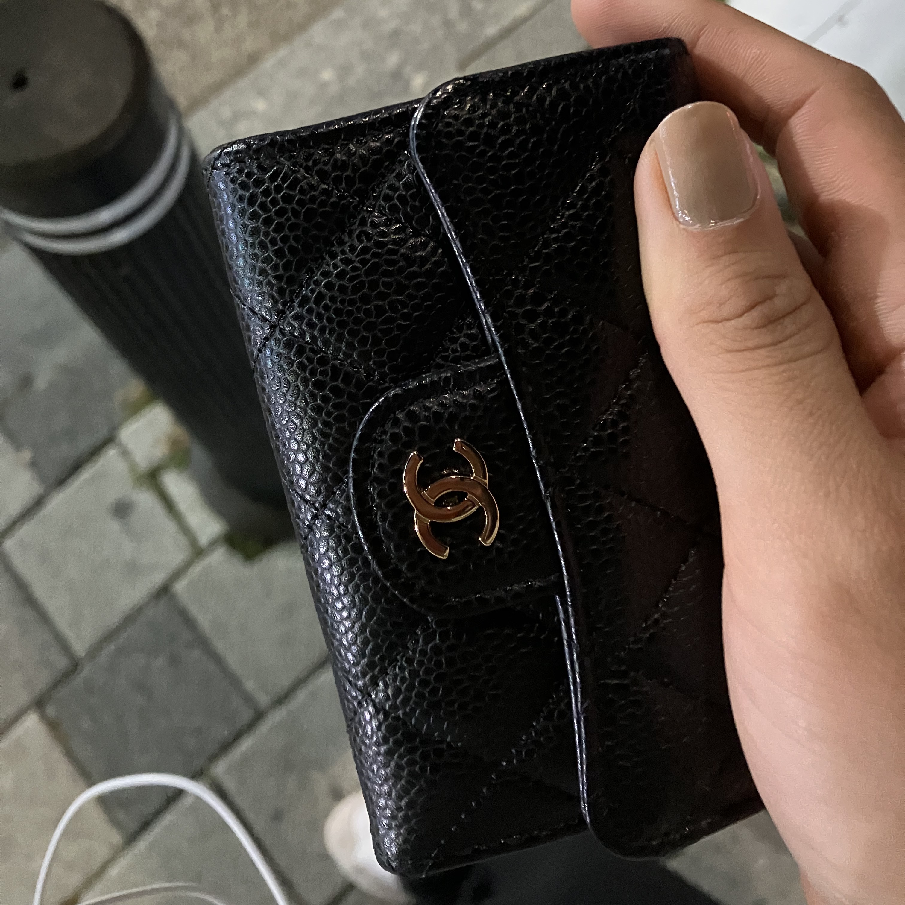 Chanel Classic Card Holder Grained Calfskin & Gold Black 착용 스타일
