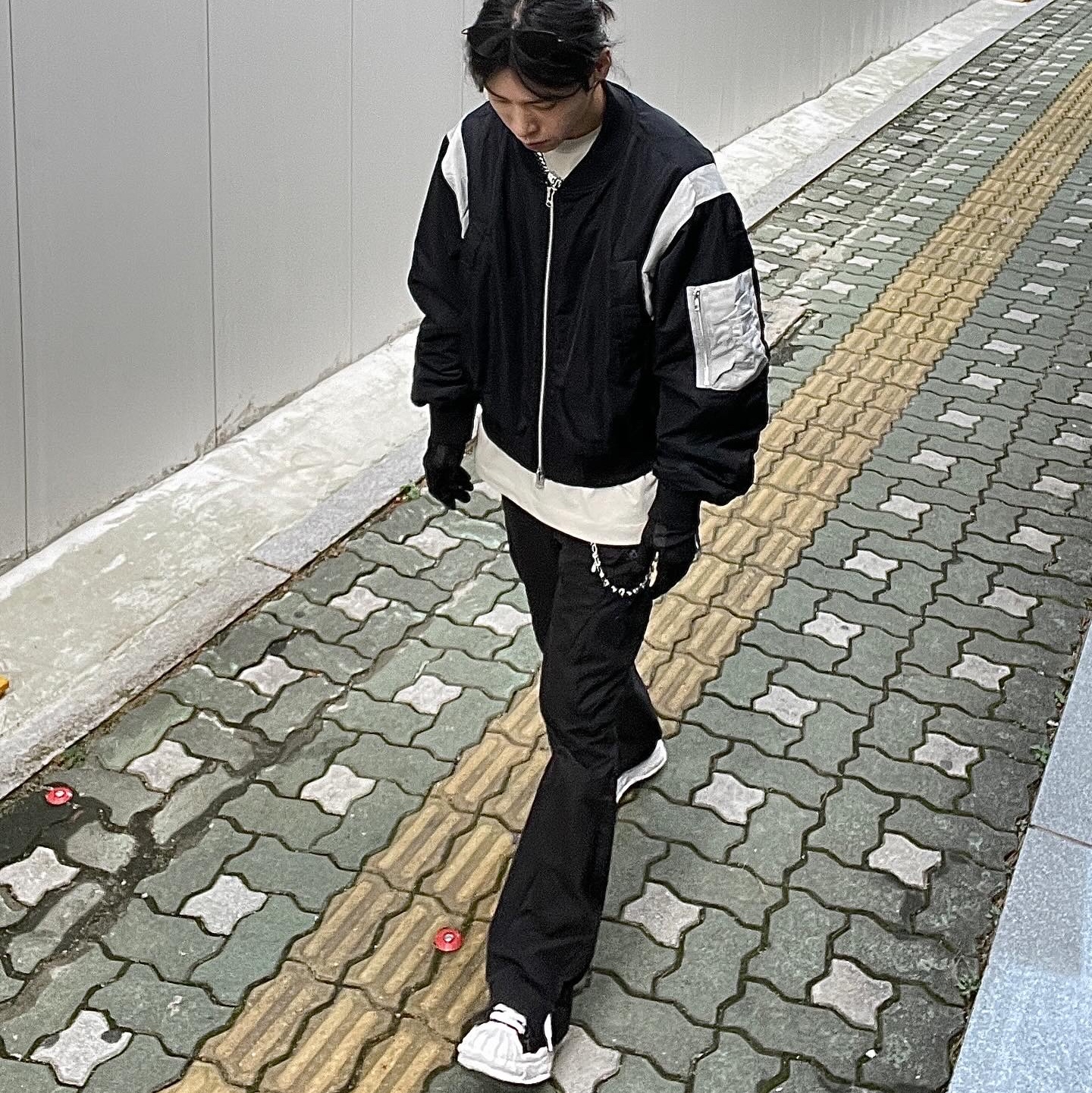 Maison Mihara Yasuhiro Blakey OG Sole Canvas Low-top Sneakers Black White 착용 스타일 - 1