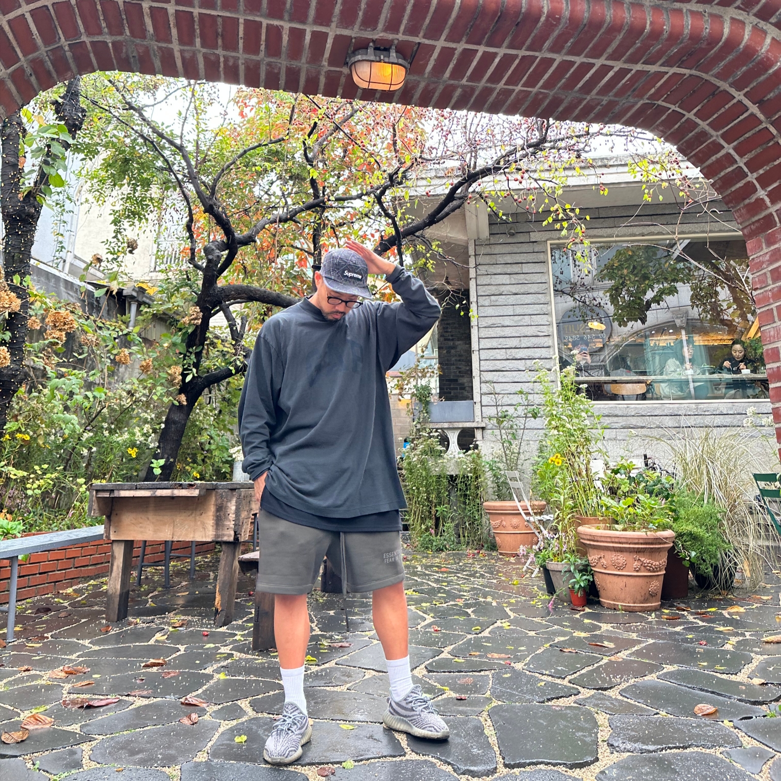 Yeezy Gap Engineered By Balenciaga Dove Long Sleeve T-Shirt Black, Essentials Sweatshorts Off Black - 23SS 착용 스타일