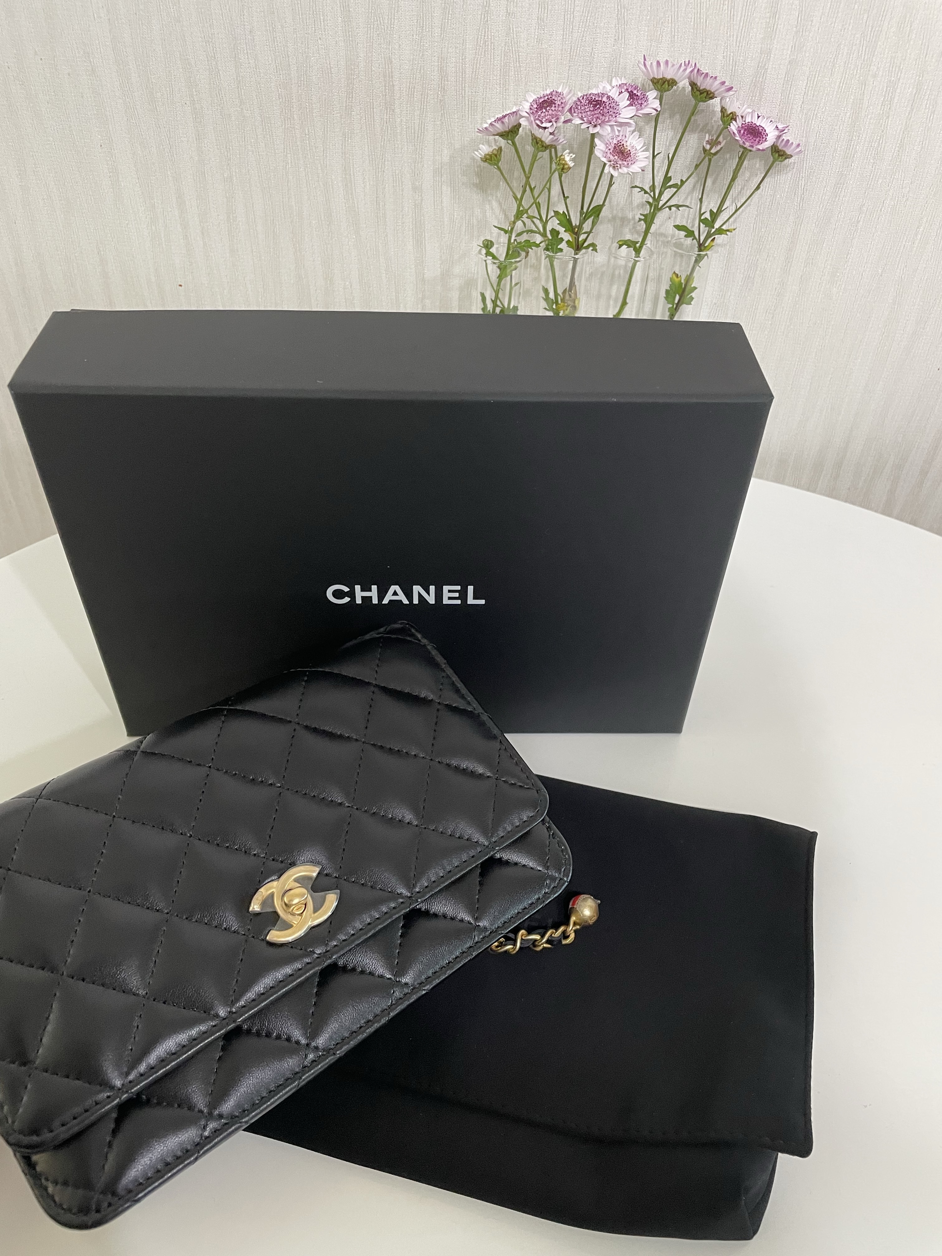 Chanel Wallet On Chain Lambskin & Gold Black 착용 스타일